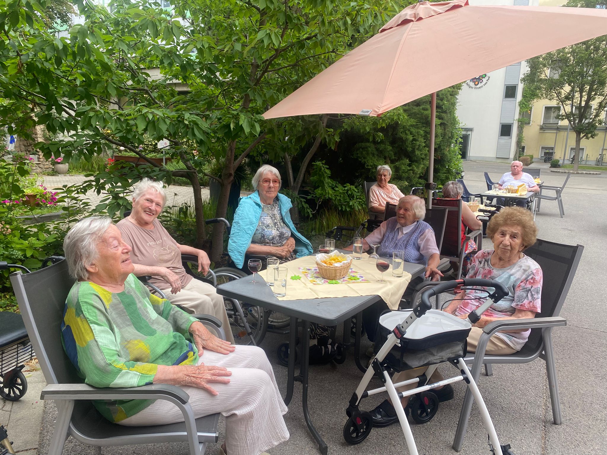 Beim Gartenfest sitzten Bewohner*innen in gemütlicher Runde zusammen.