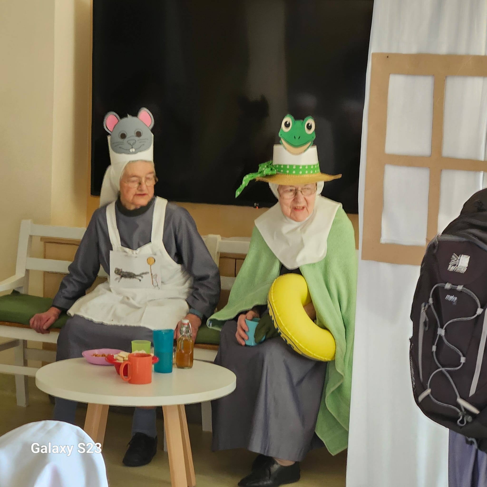 Zwei Ordensschwestern sind zu Fasching verkleidet als Maus und als Frosch.