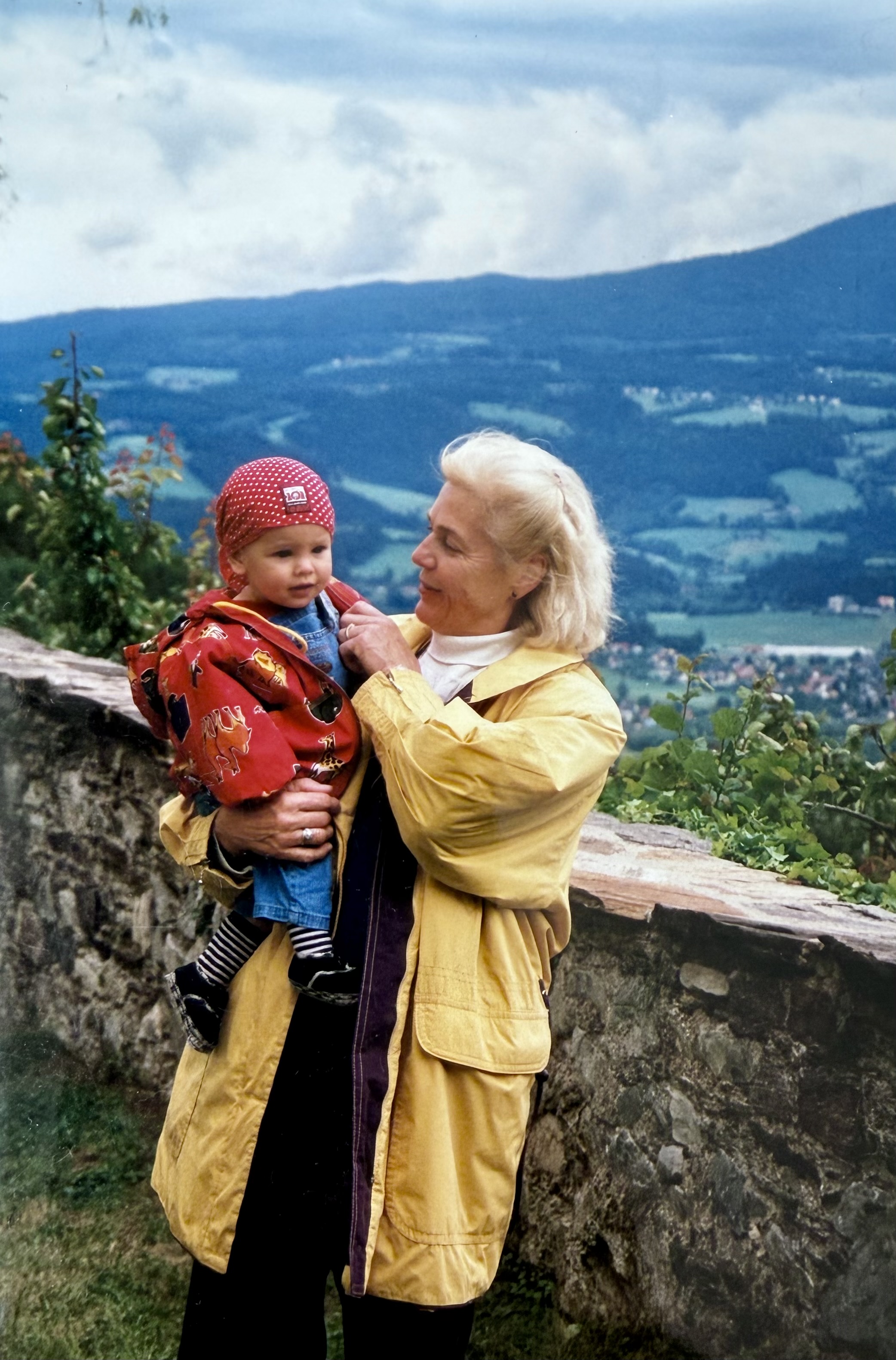 Theresia Jaeger mit ihrer Enkeltochter