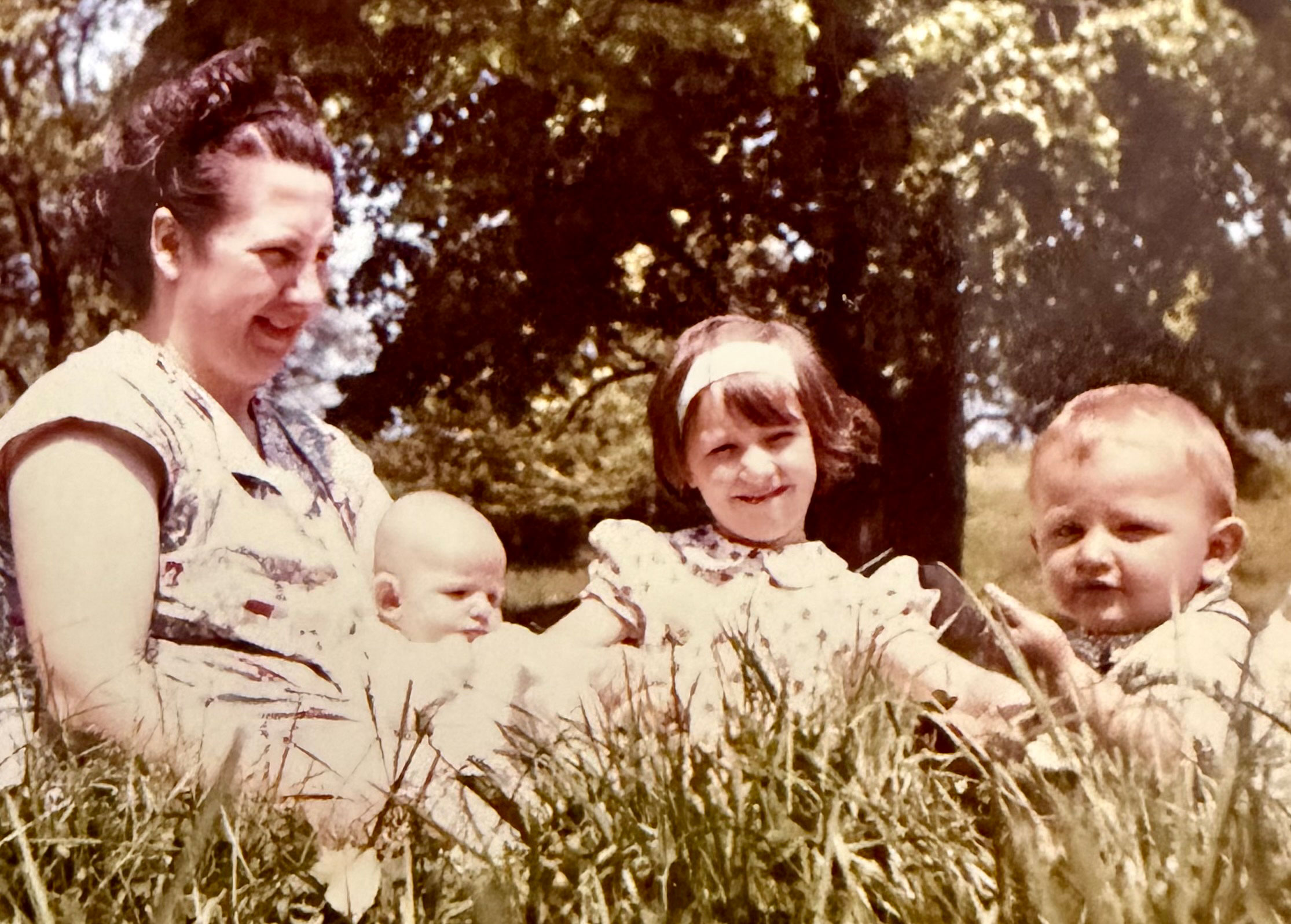 Margarete Göschelbauer mit ihren drei Kindern