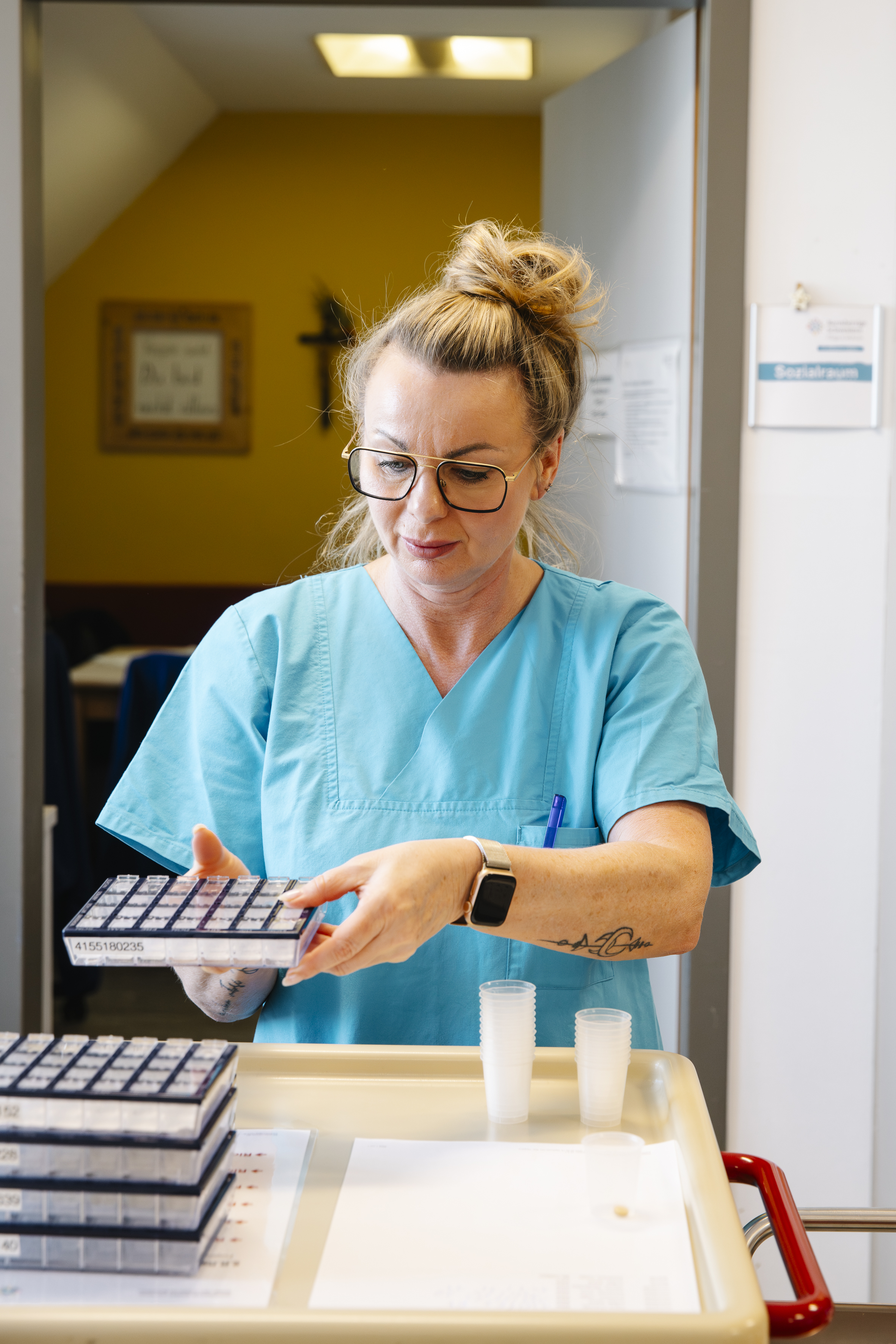 Eine Pflegekraft bereitet Medikamente vor.