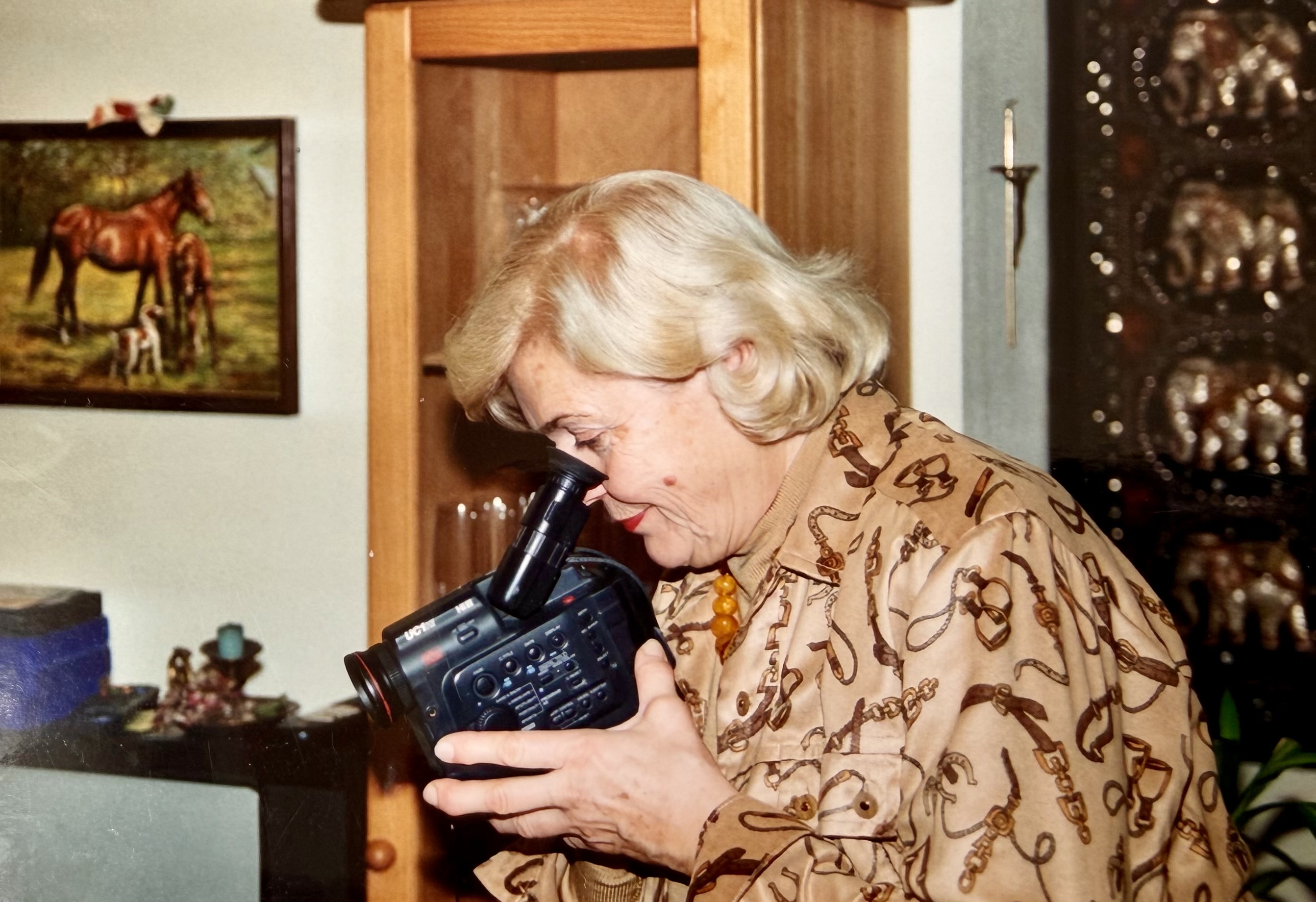 Theresia Jaeger bei ihrem Hobby Filmen