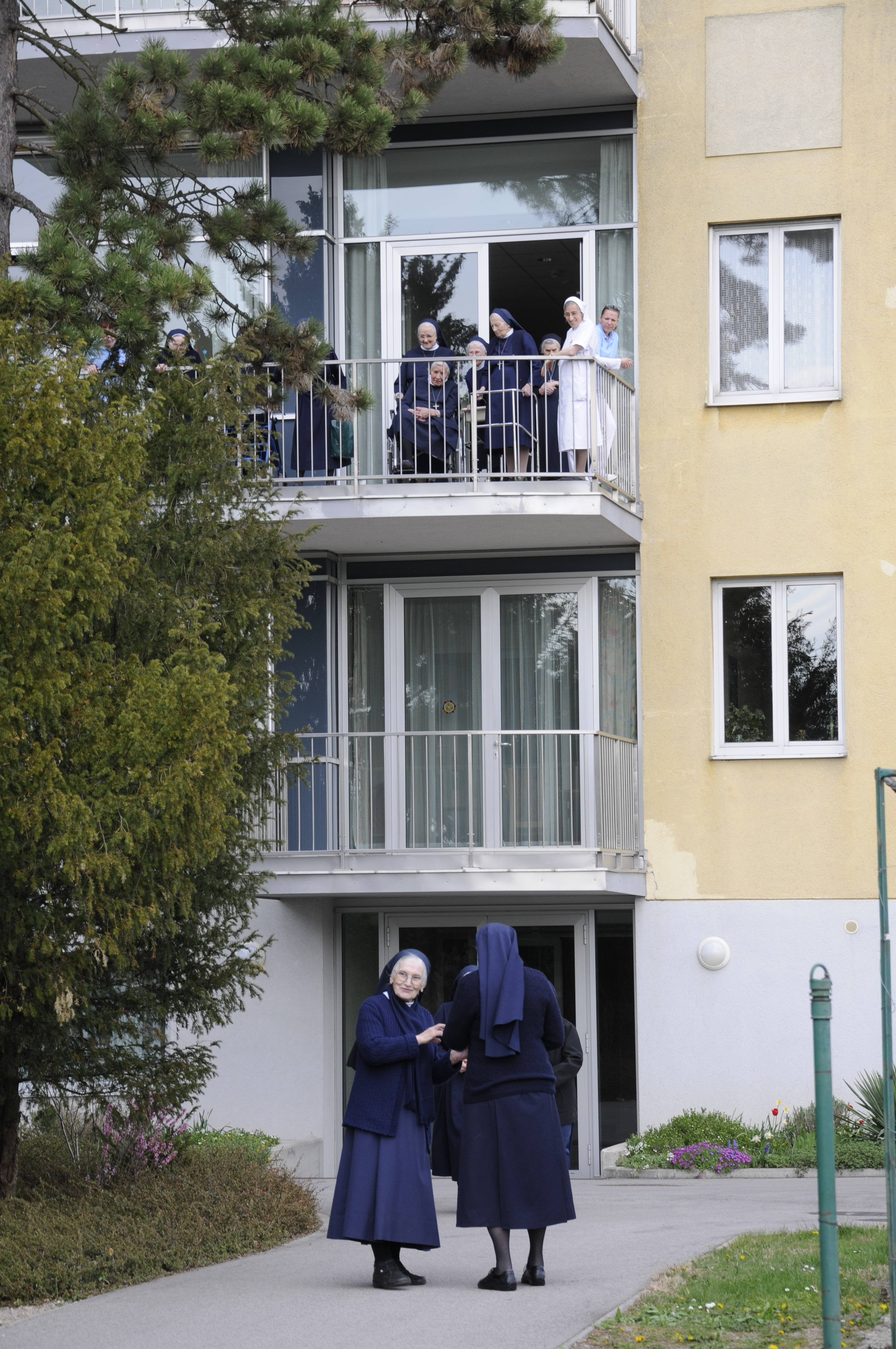 Zwei Ordensfrauen spazieren im Garten