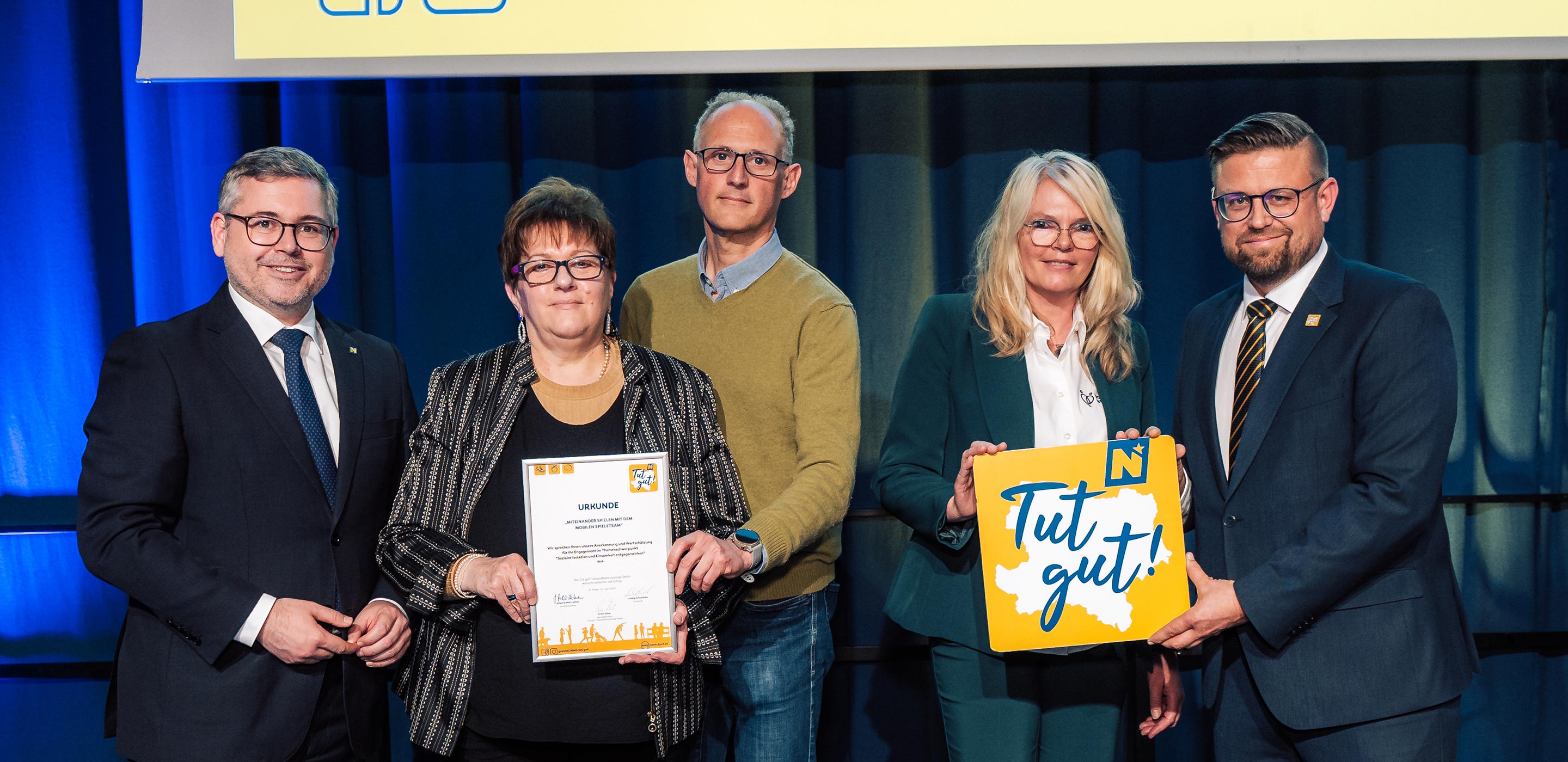 Landesrat Ludwig Schleritzko und „Tut gut!“-Geschäftsführer Erwin Zeiler überreichen die Auszeichnung an die Community Nurses.