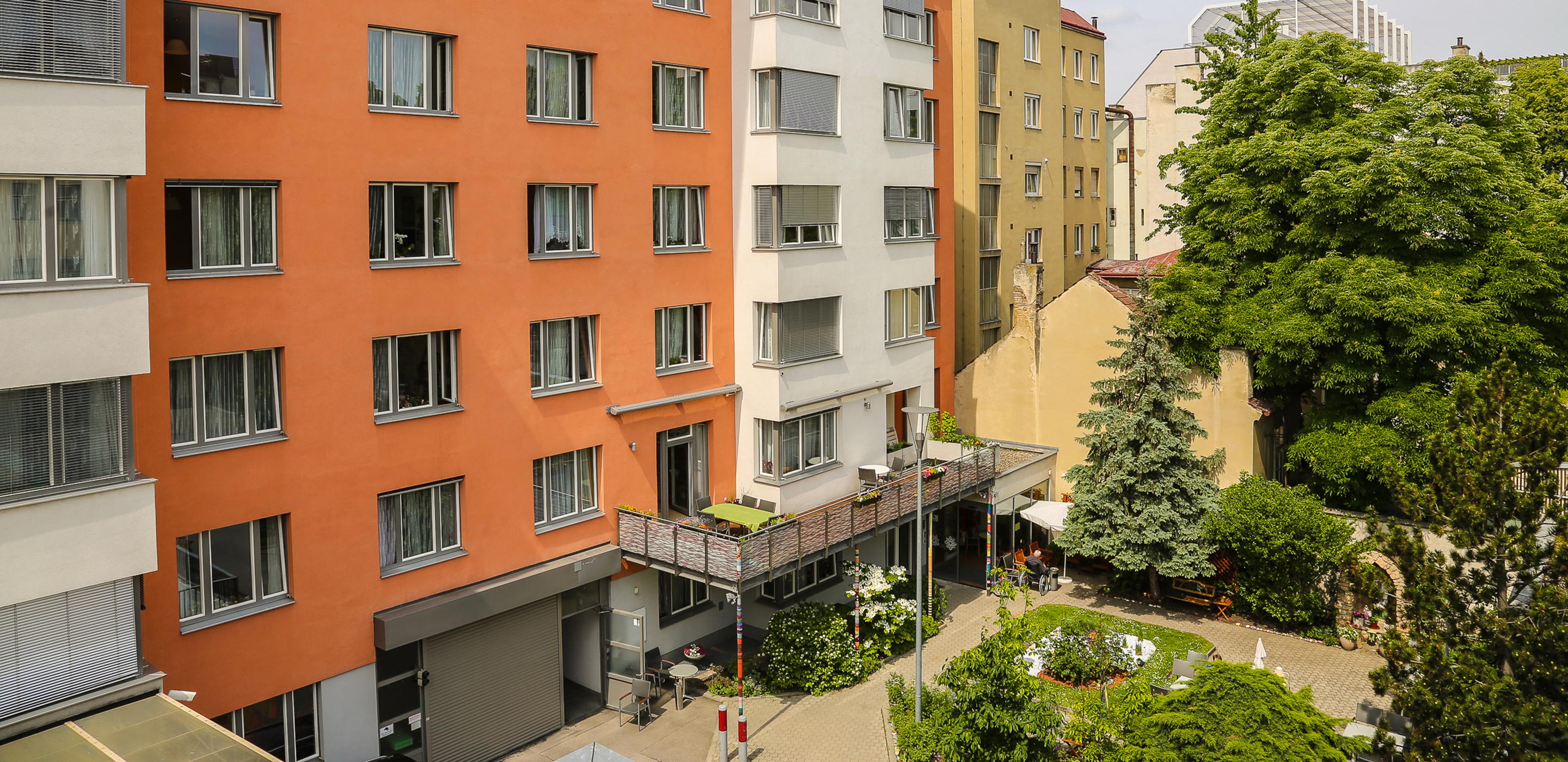 Haus St. Katharina, ein sechsstöckiges Haus mit gemütlichem Garten