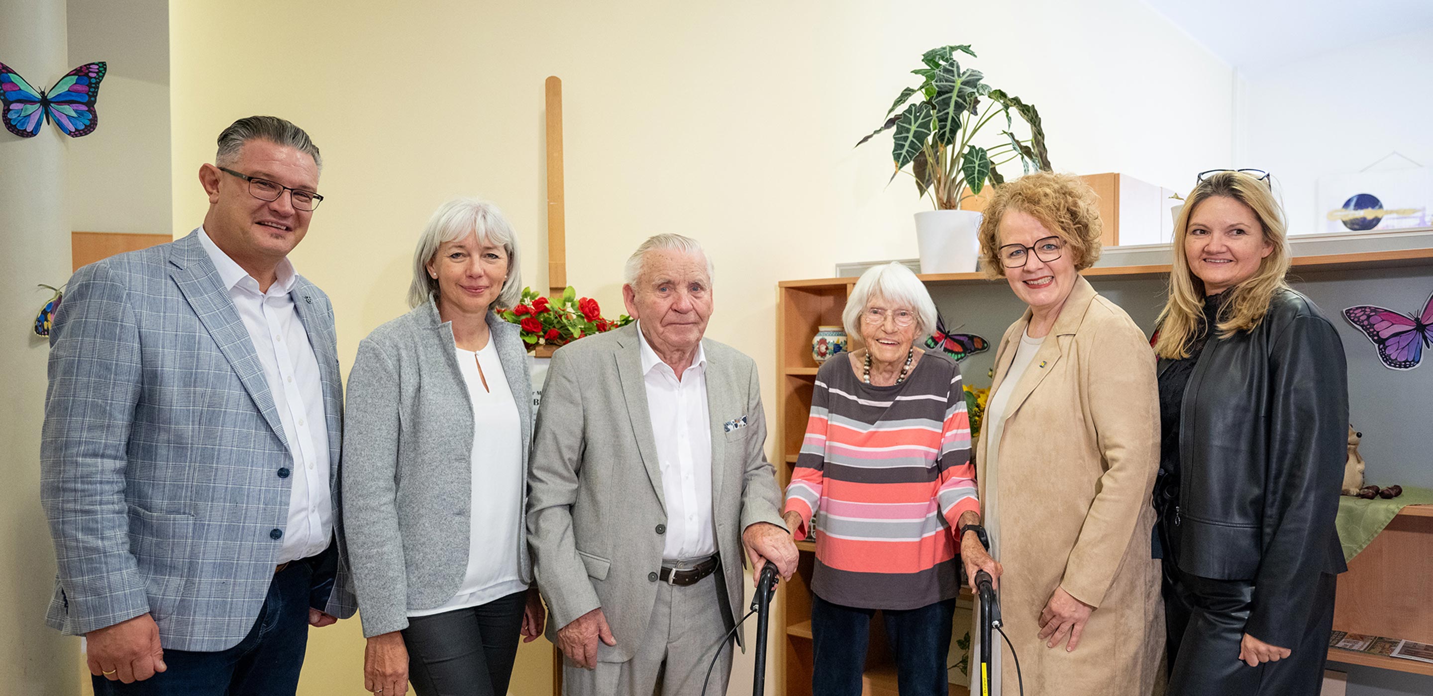 Gruppenfoto: Filip Deimel (Land NÖ), Gerlinde Göschelbauer (Heim- und Pflegedienstleitung Haus St. Louise), Bewohner Josef Pfiel, Bewohnerin Anna Buraner, Sozial-Landesrätin Christiane Teschl-Hofmeister und Jolanta Tereszkiewicz (Leitung Seniorenwohnen St. Louise)