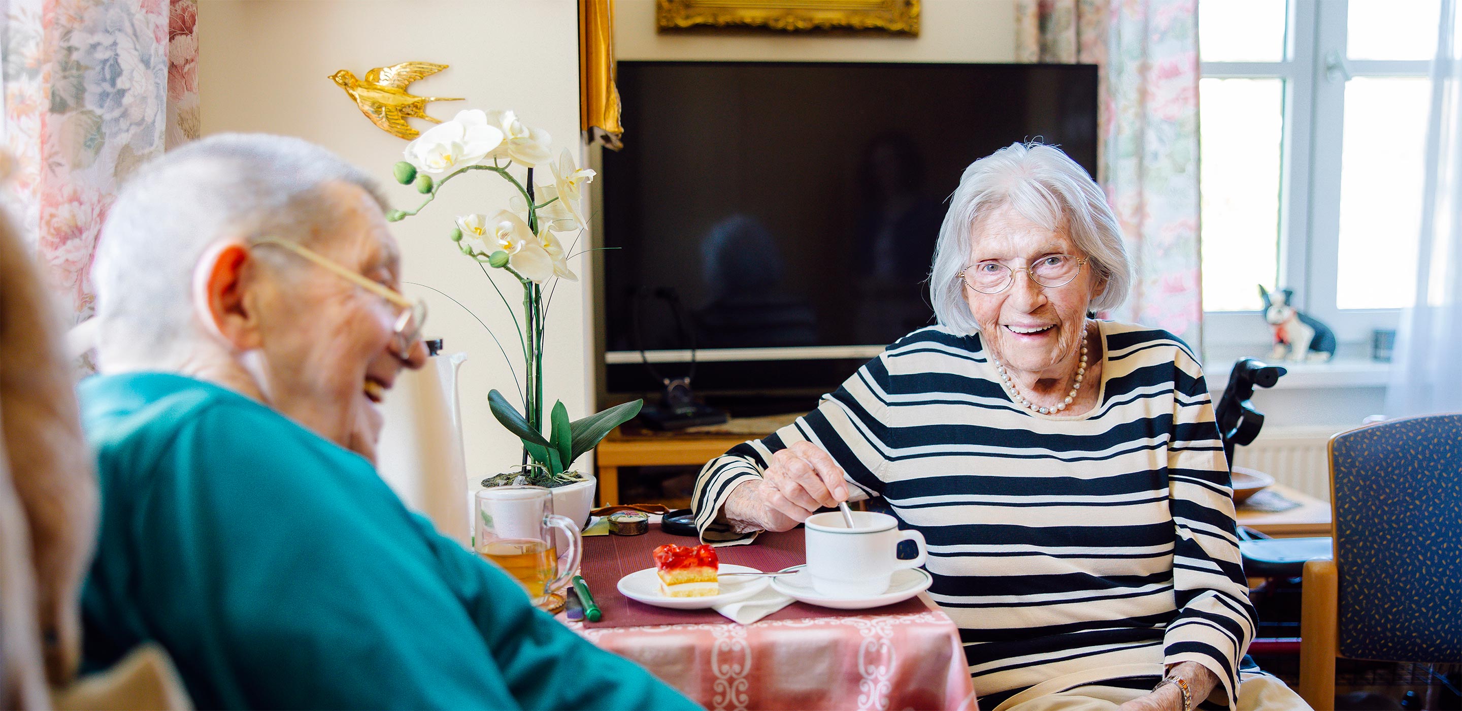 Die 101-jährige Anna Buraner lächelt zufrieden.