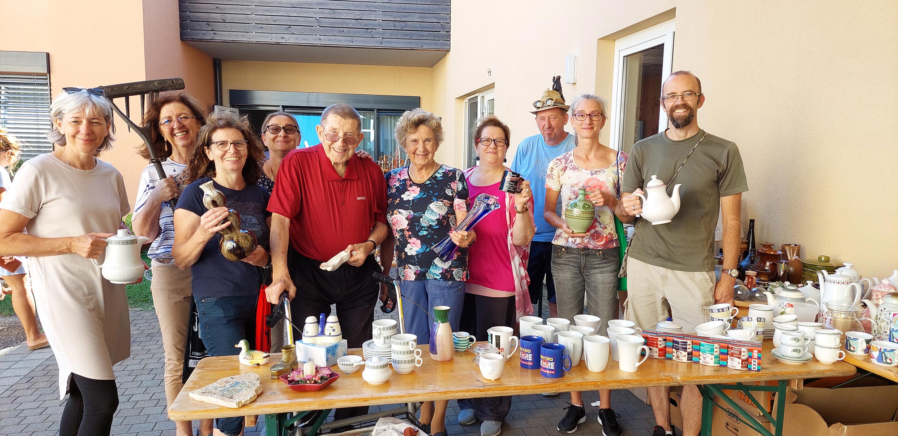 Das Team im Haus St. Louise verkauft Schnäppchen beim Flohmarkt