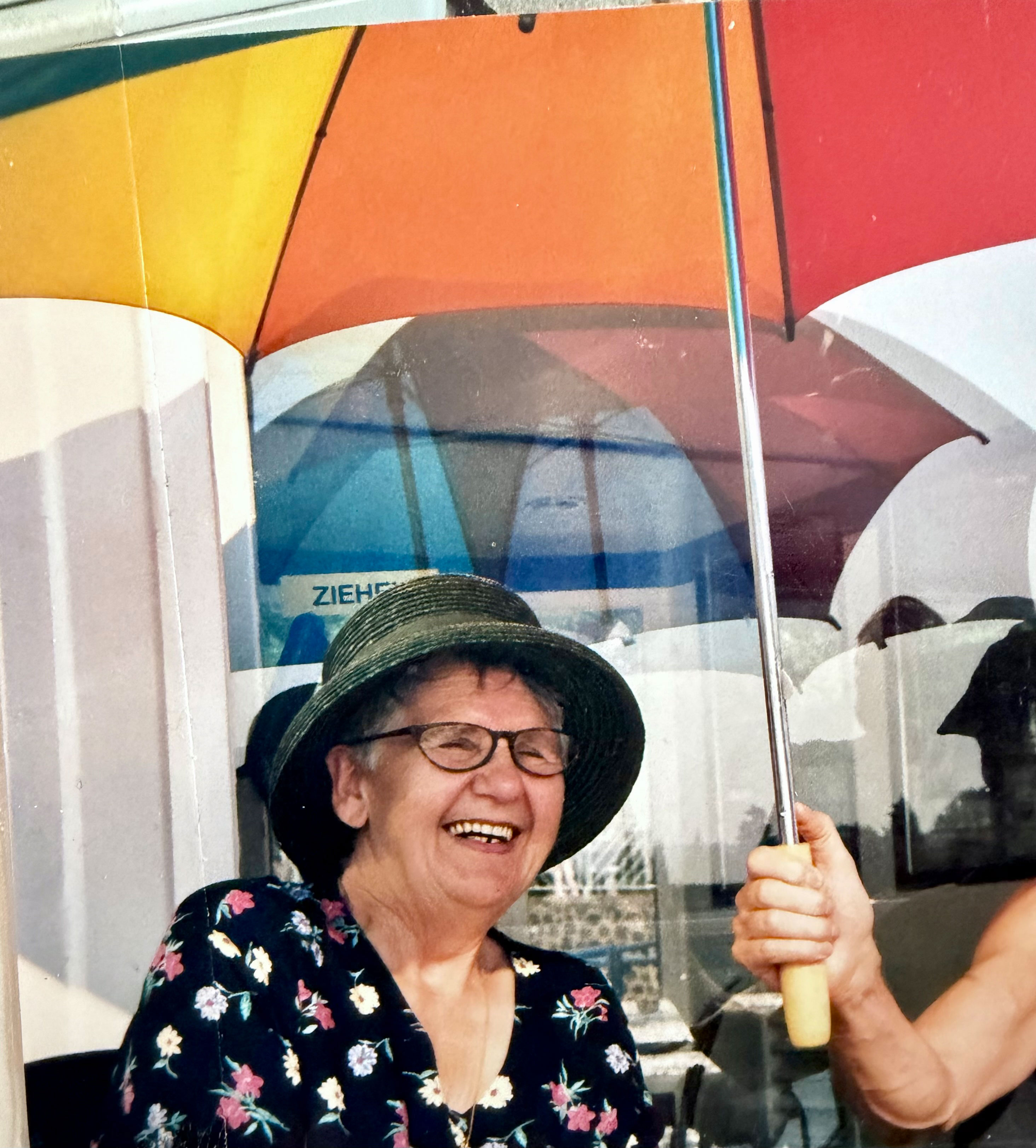 Margarete Göschelbauer im mittleren Alter, glücklich mit Sommerhut