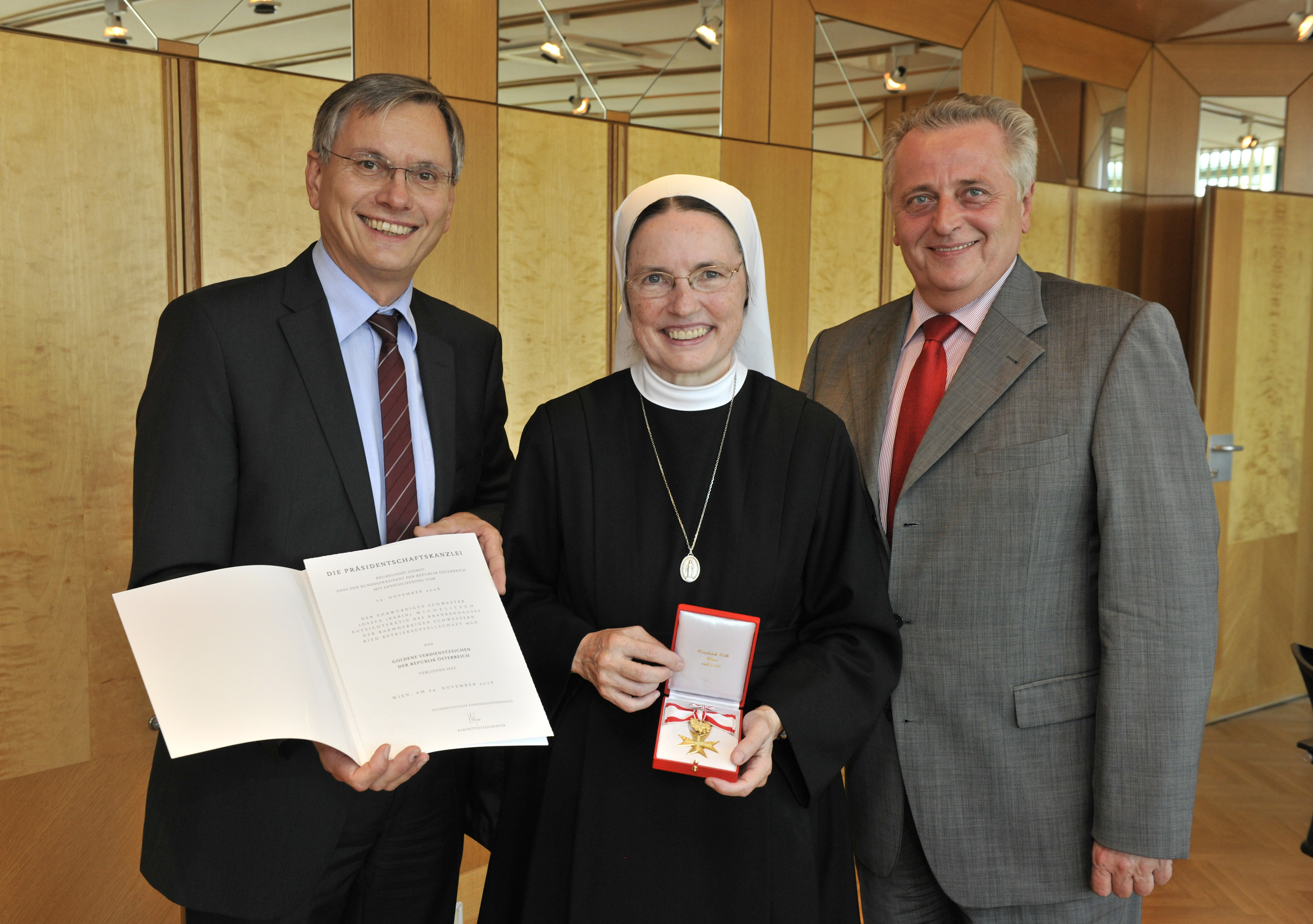Peter Stöger und Rudolf Hundstorfer verleihen Schwester Josefa das Goldene Verdienstzeichen