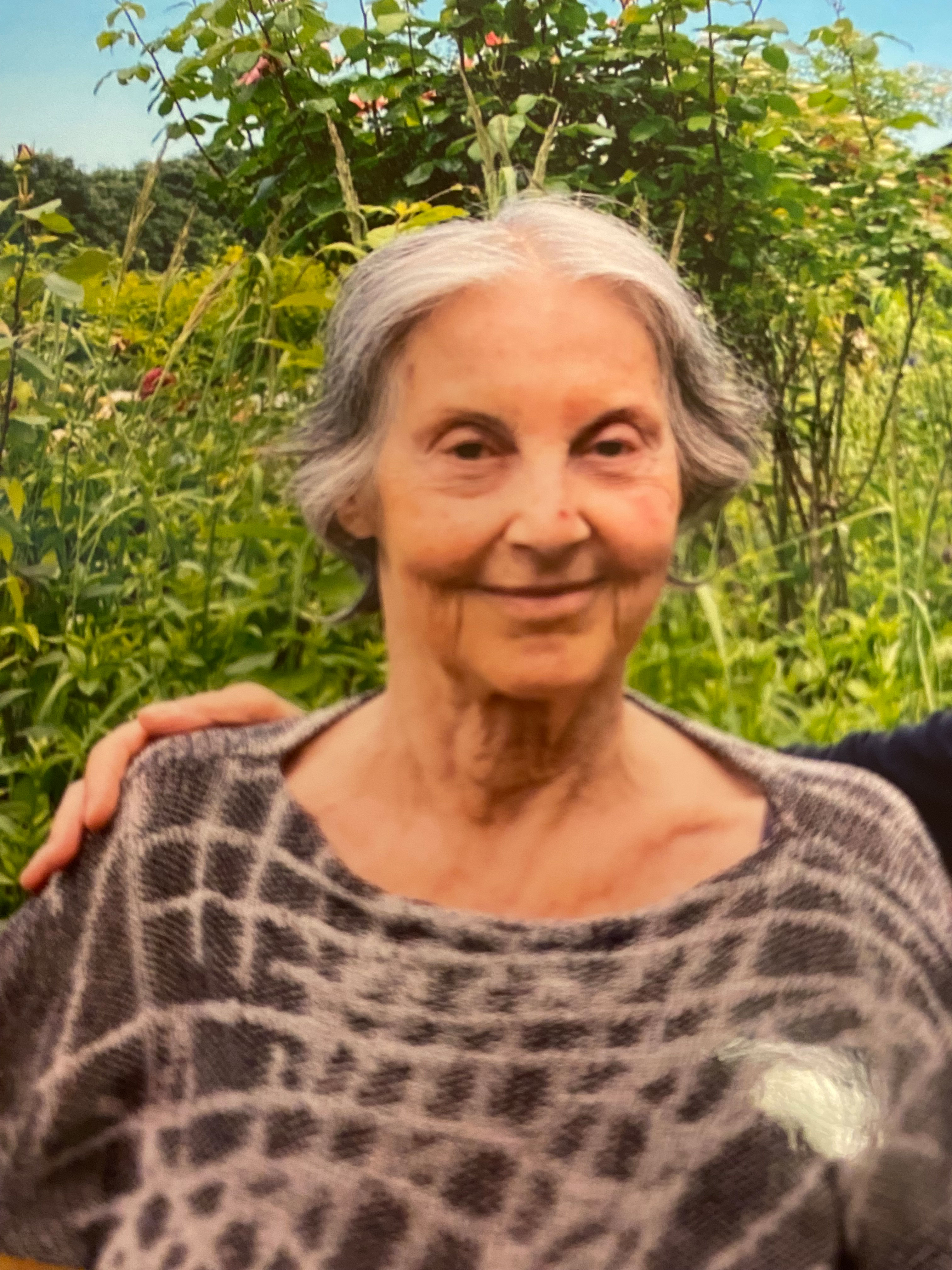 Portrait von Christine Kitzwegerer im Garten