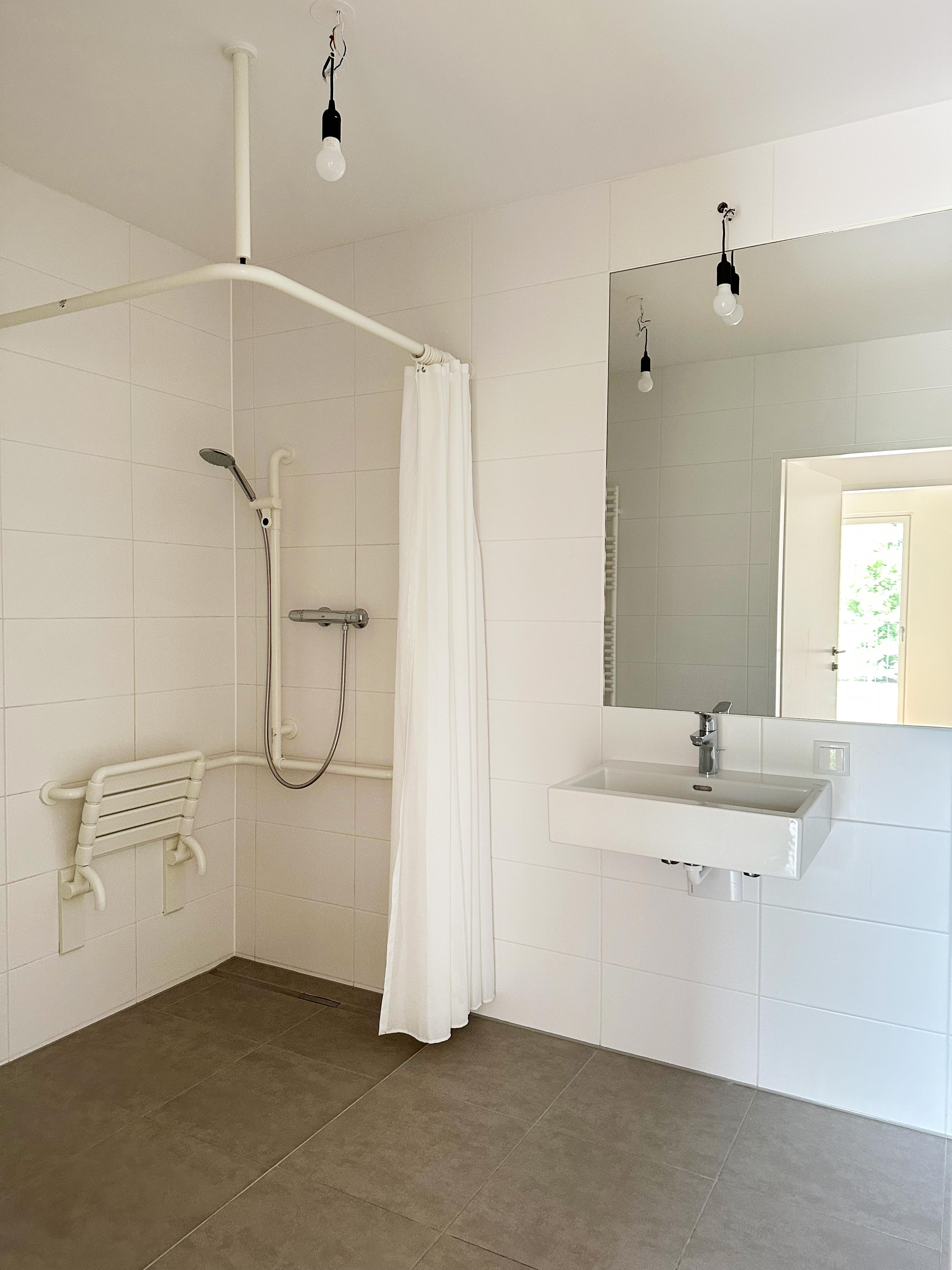Barrierefreies Bad Waschbecken und Dusche