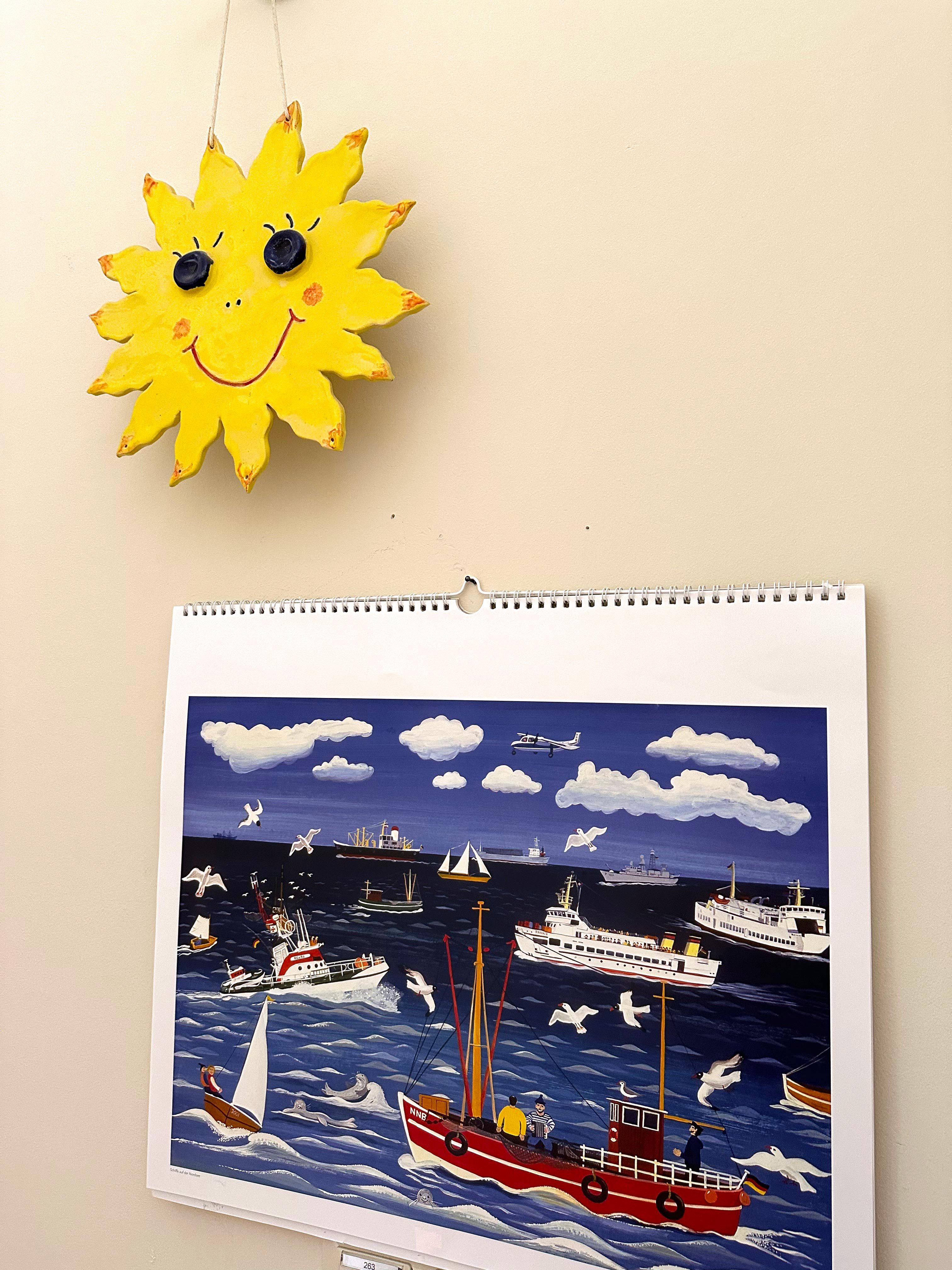 Selbst gebastelte Sonne und Wandkalender mit Meeresmotiv