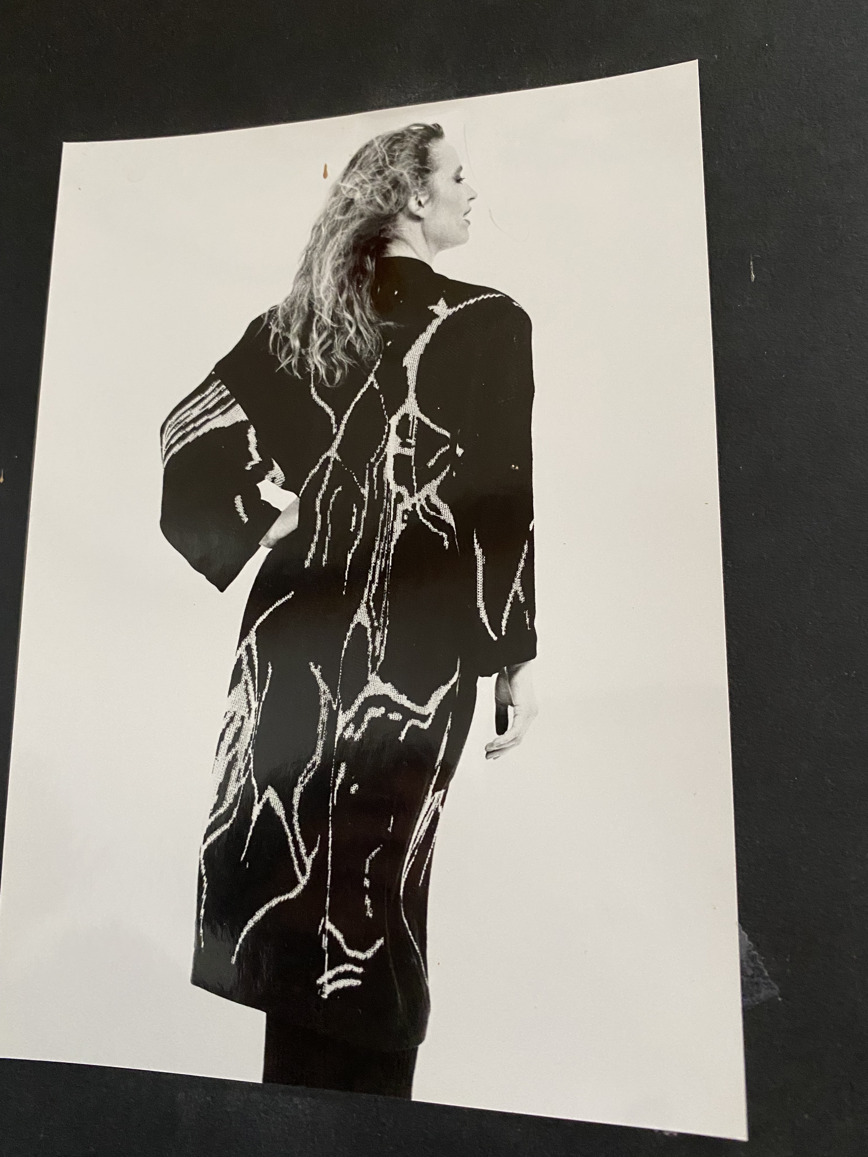 Model in von Christine Kitzwegerer designtem Mantel