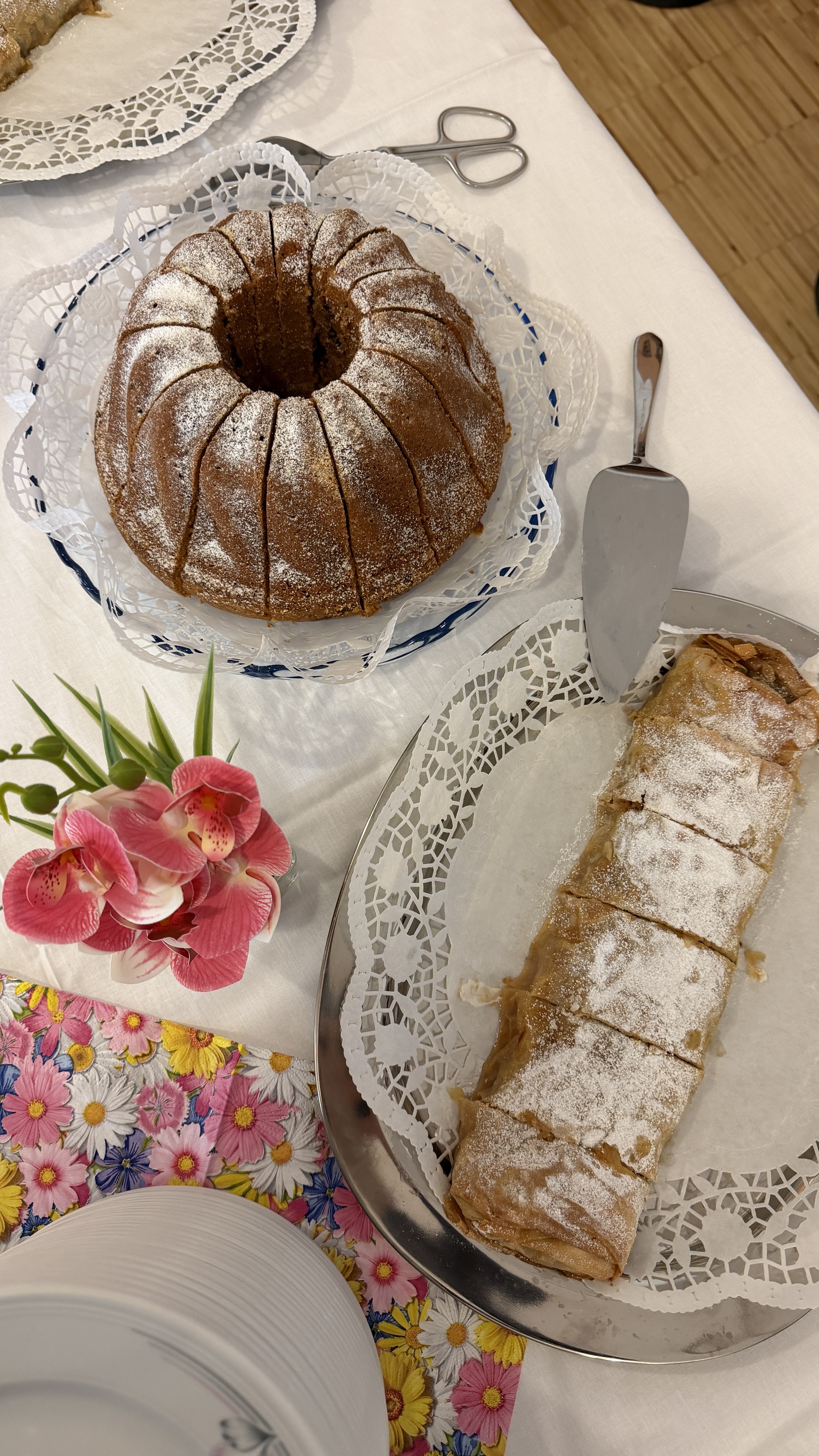 Selbsgebackener Gugelhupf und Apfelstrudel