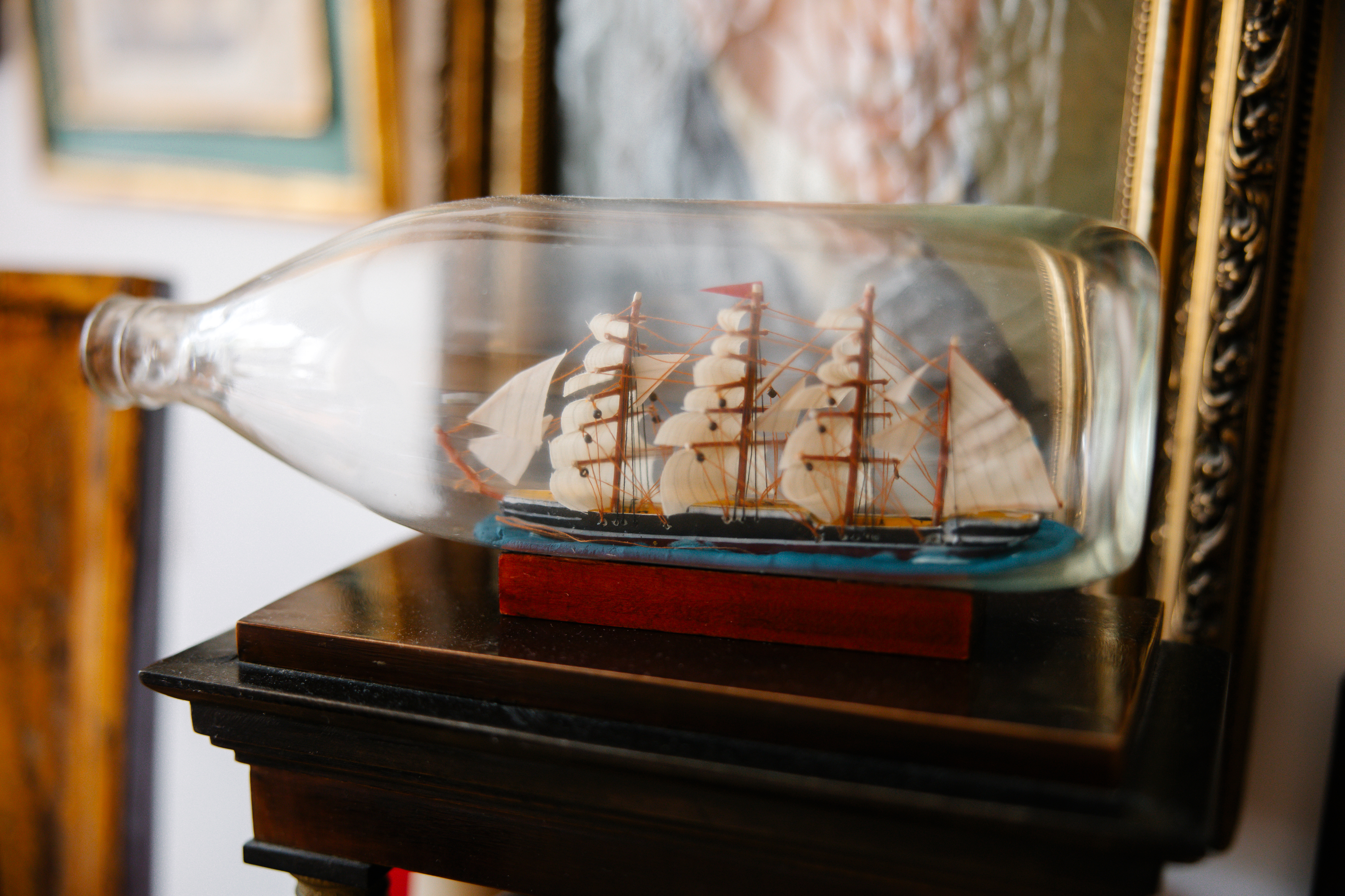 Ein Modellbauschiff in einer Flasche