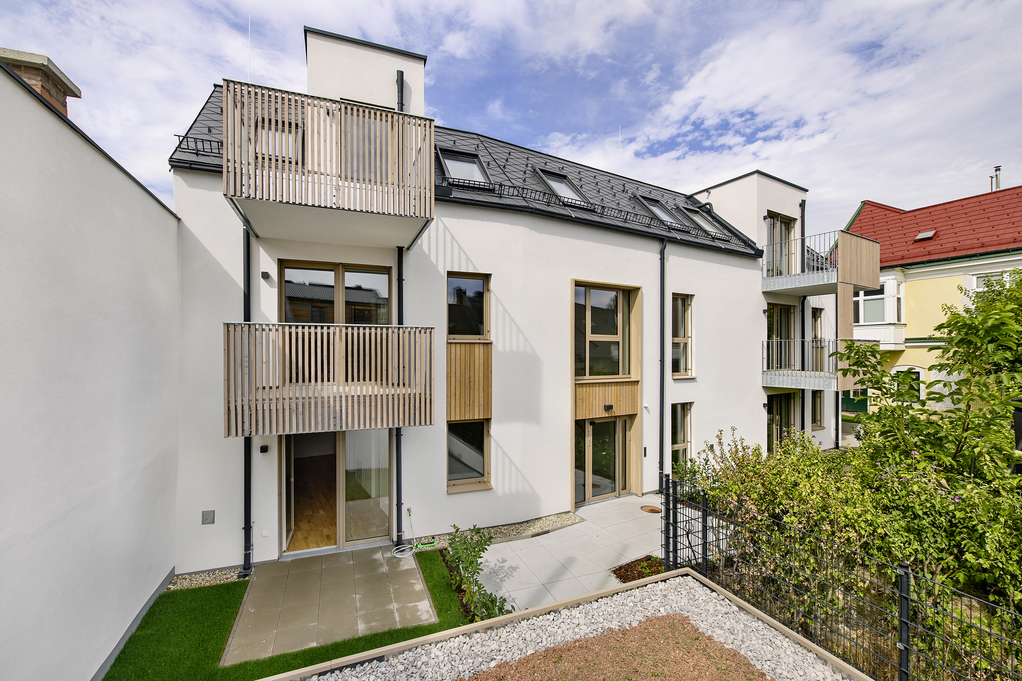 Moderne Wohnanlage mit 17 barrierefreien Wohnungen inklusive Balkonen und begrüntem Innenhof