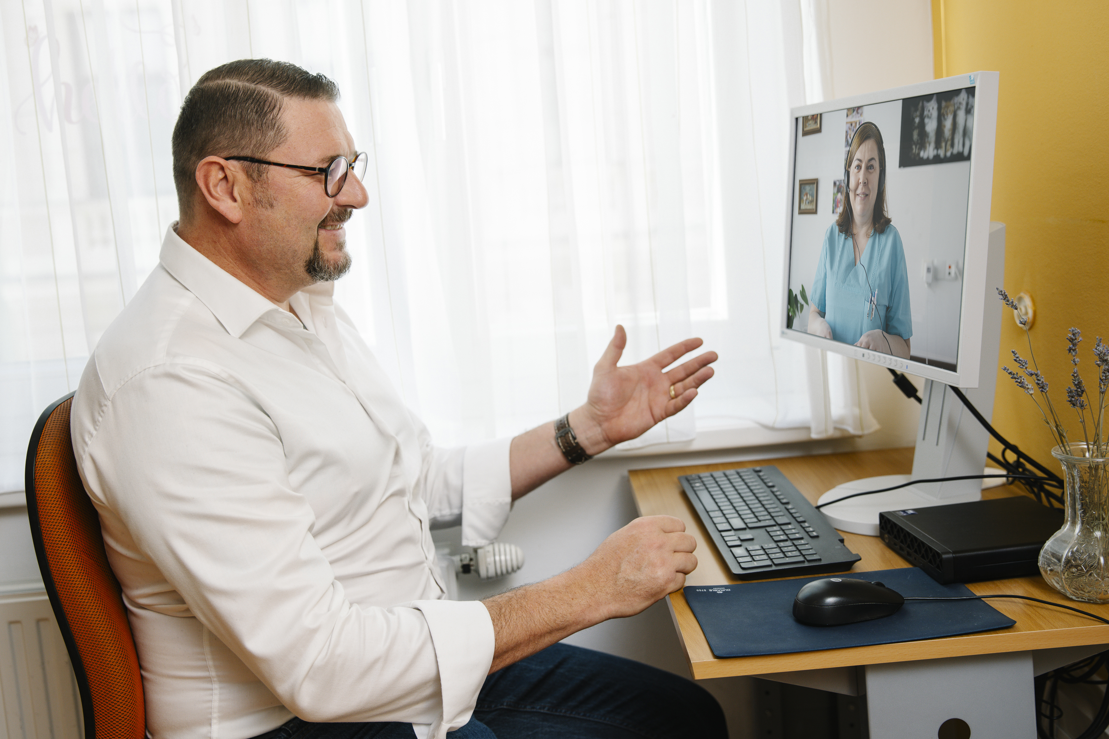 Herr Dr. Moritz Meier unterhält sich via Televisite mit der Pflegekraft vor Ort.