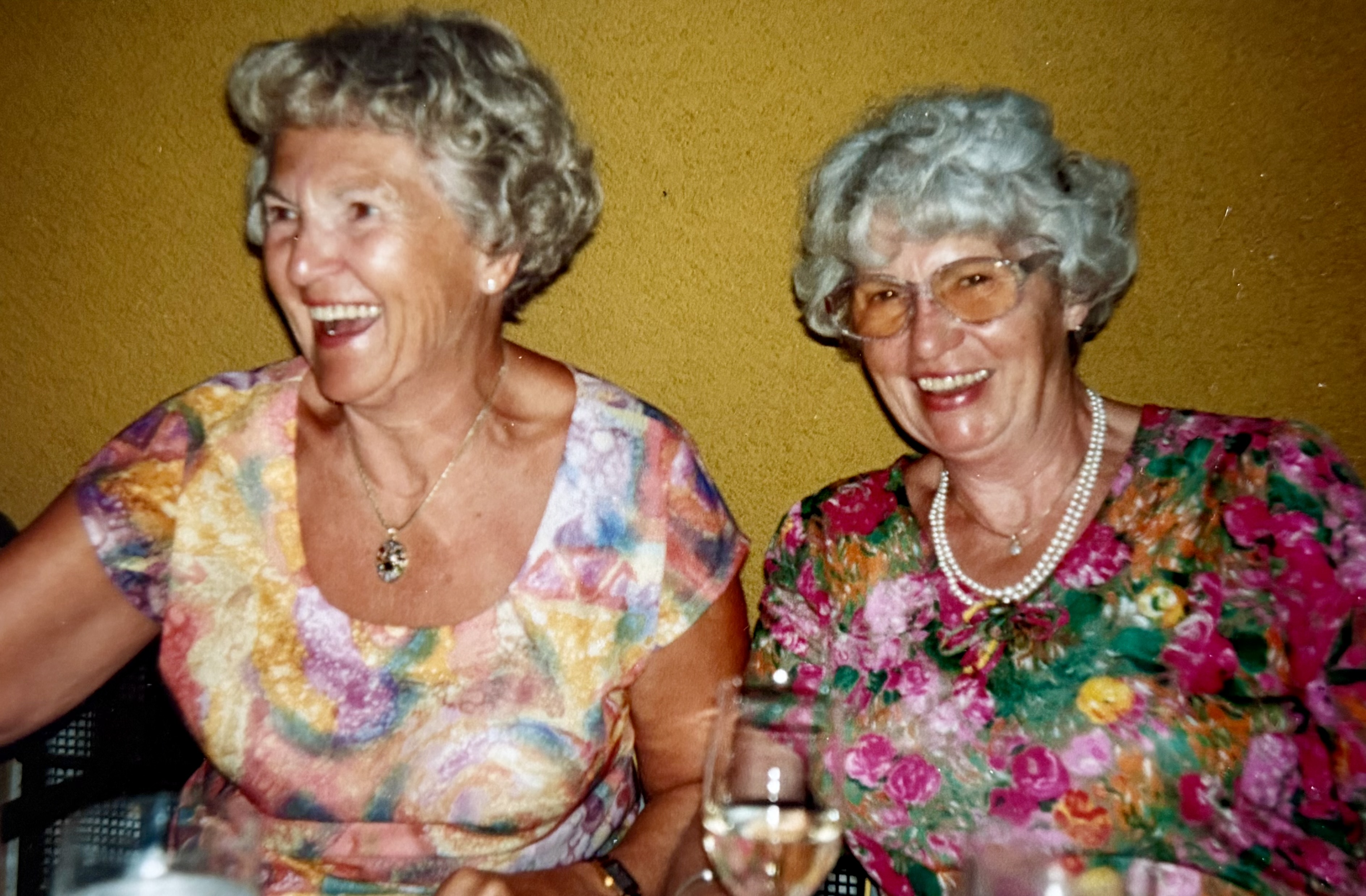 Anna Buraner mit ihrer Schwester Dorothea