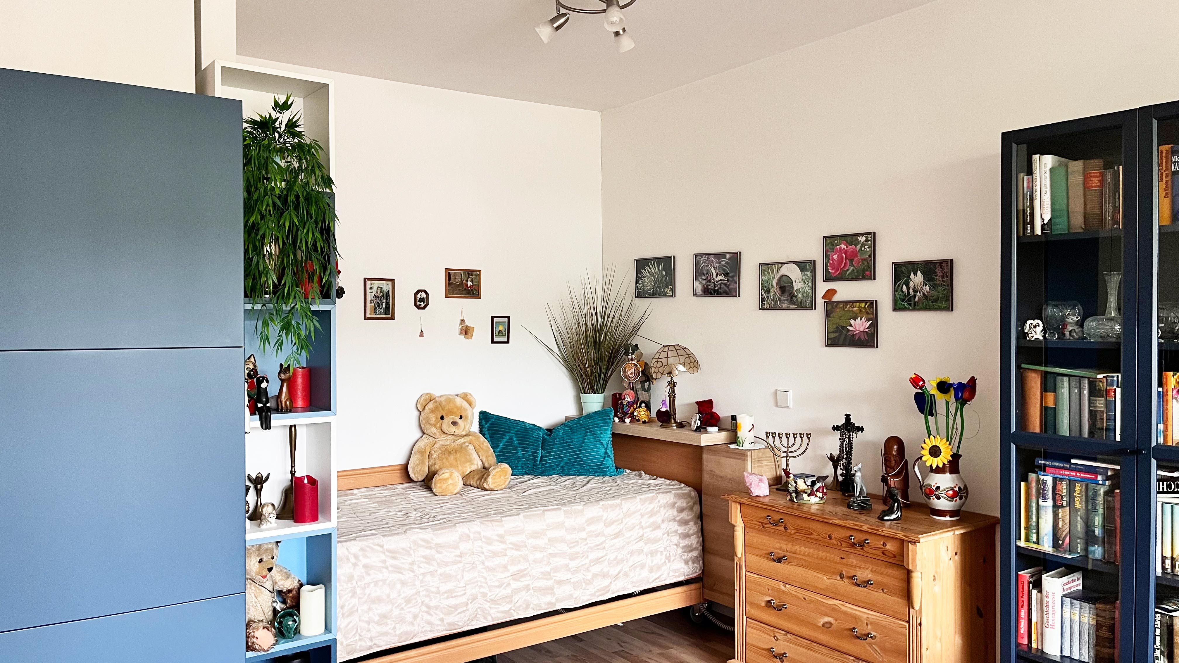 Geschmackvoll eingerichtetes Wohnzimmer mit Kommode und Bücherregal