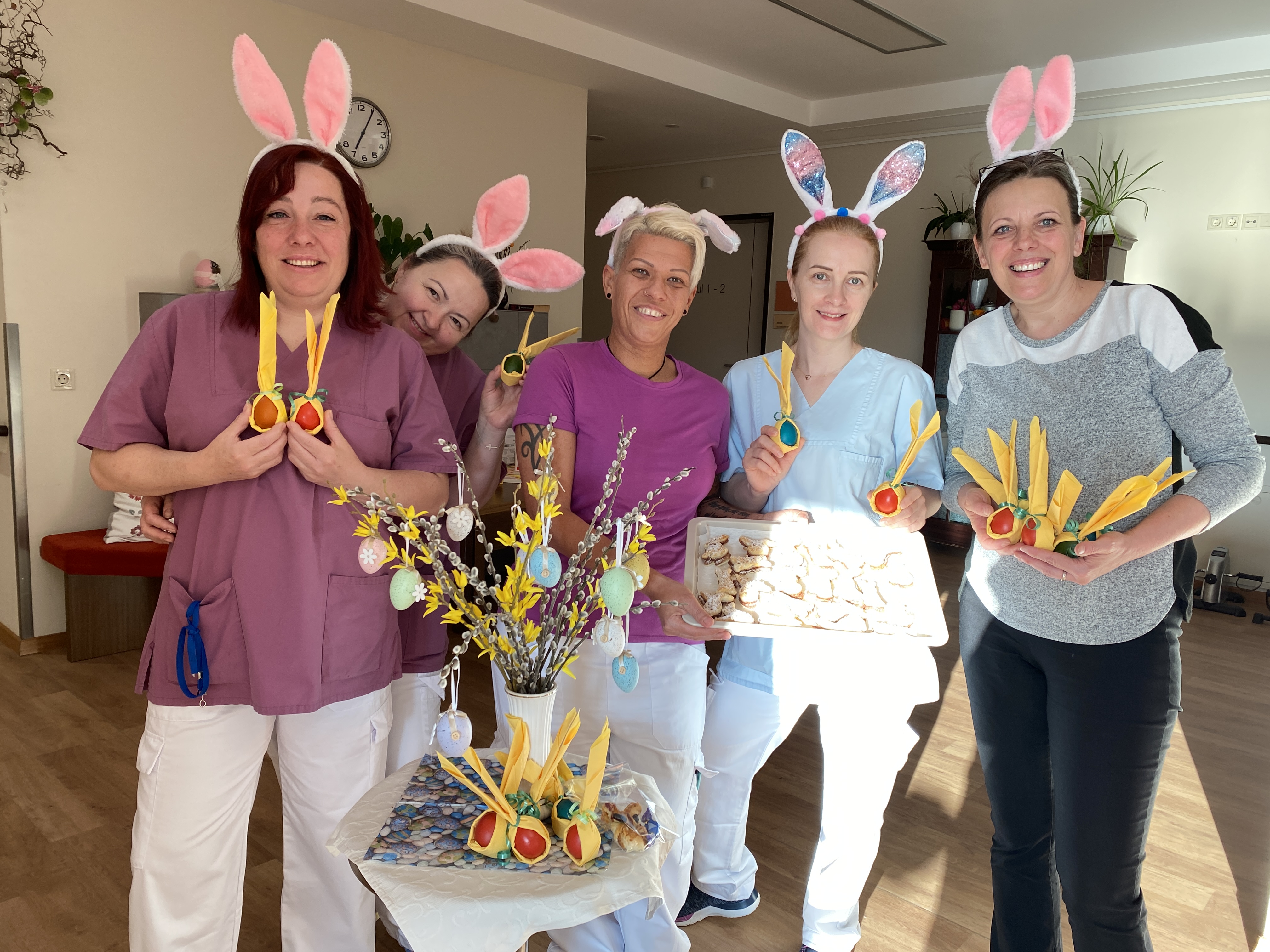 Das Pflegeteam feiert gemeinsam Ostern.