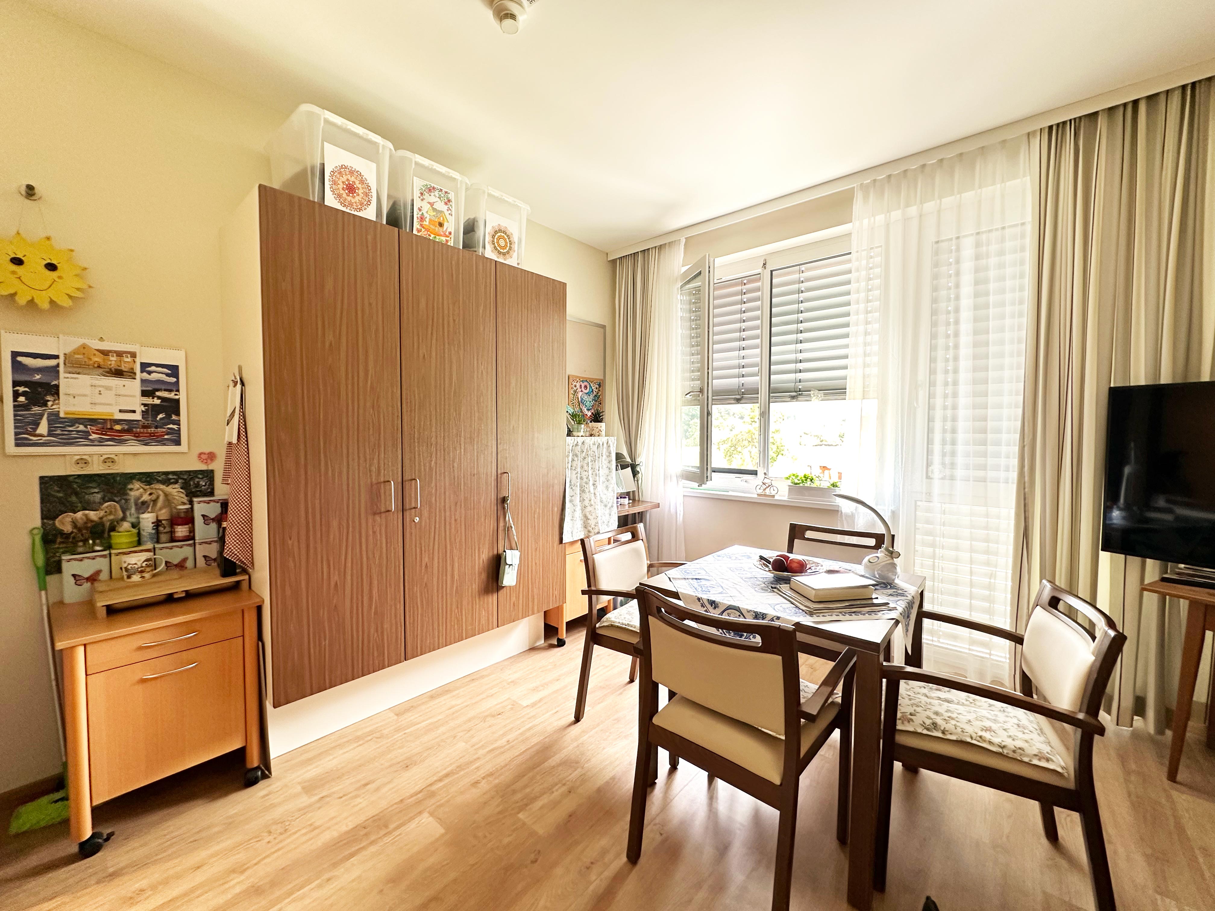 Helles, freundilches Zimmer mit Sitzecke, Kleiderschrank und TV