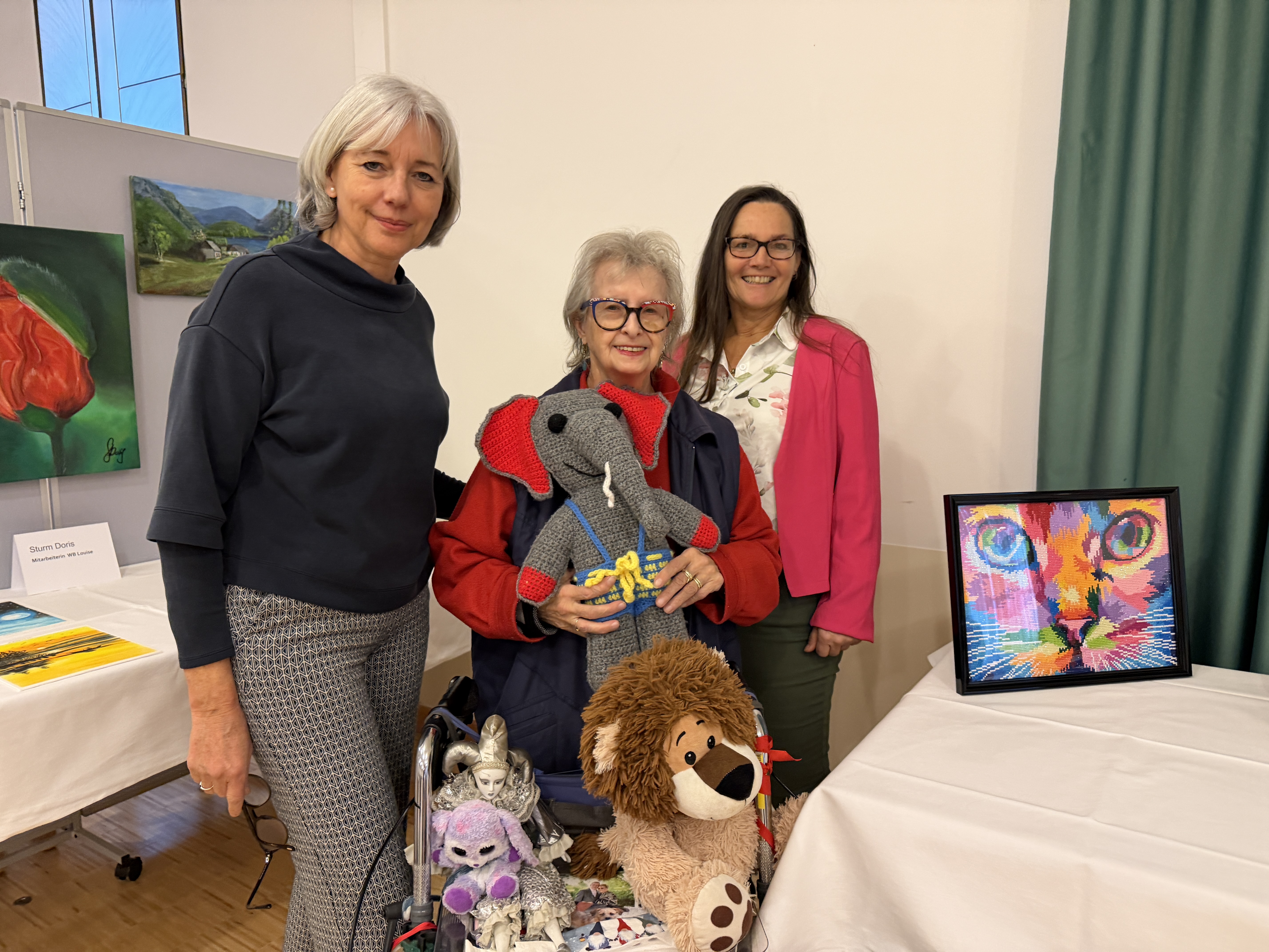 Bewohnerin präsentiert stolz ihr gehäkeltes Kunstwerk