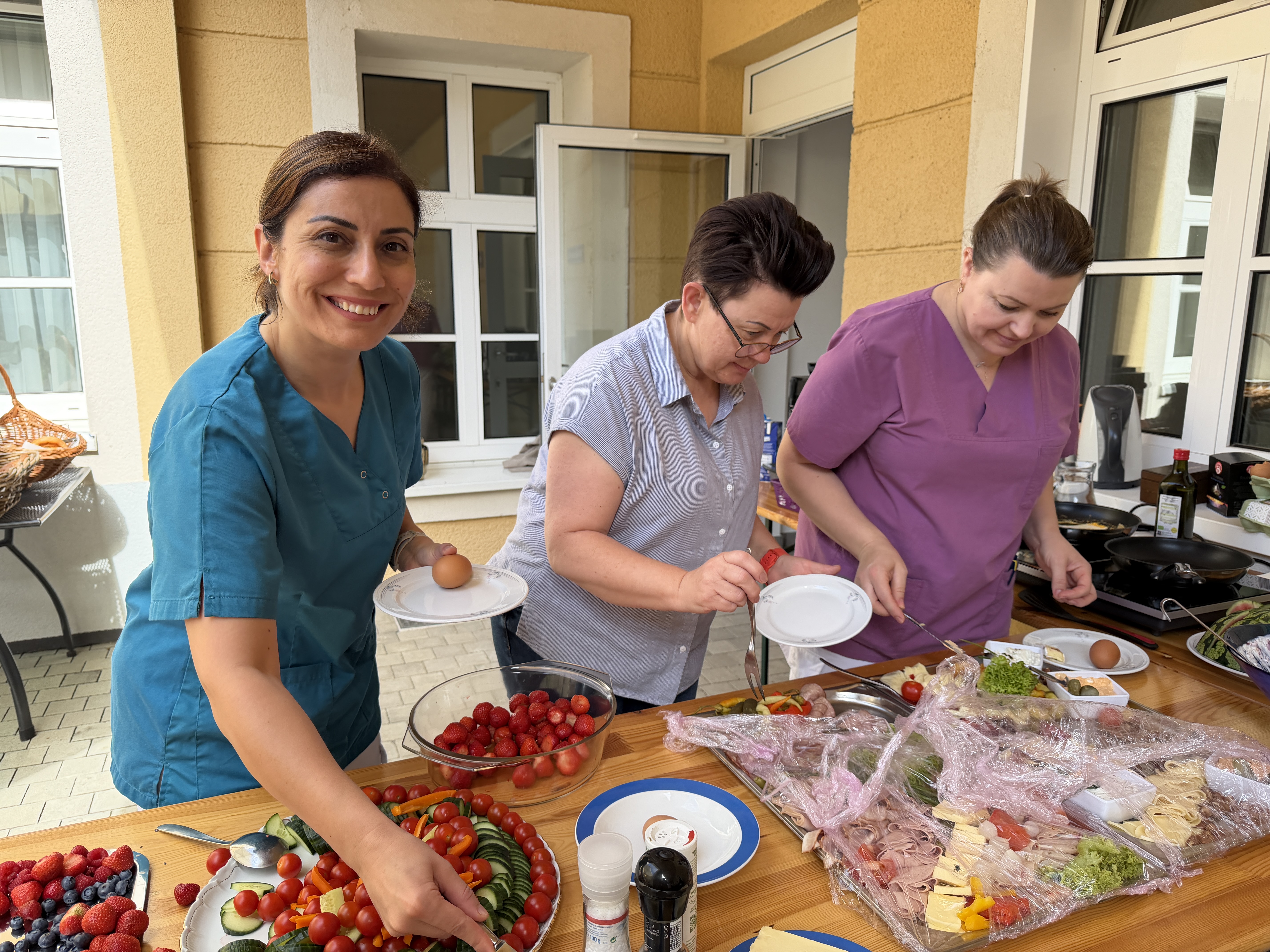 Drei Mitarbeiterinnen beim gemeinsamen Team-Frühstück