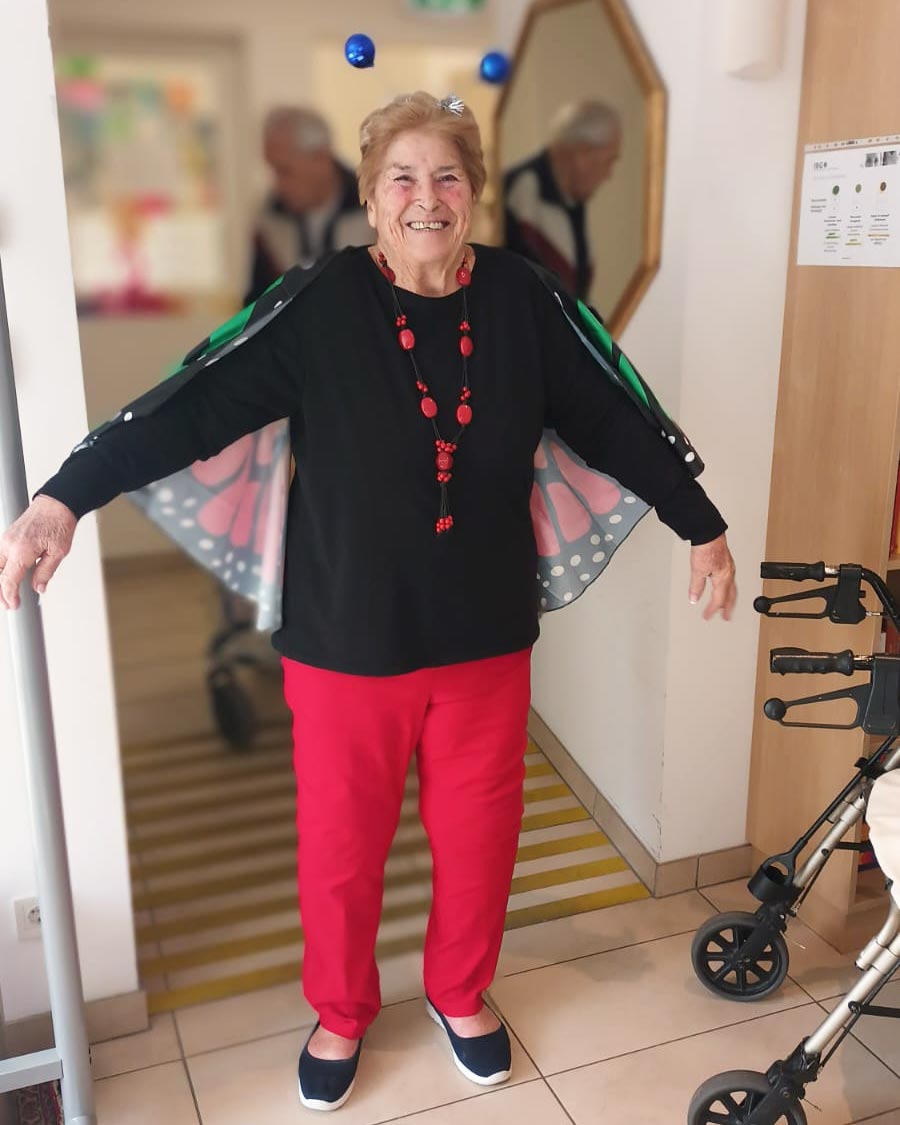 Eine Bewohnerin im Maikäfer-Kostüm zu Fasching