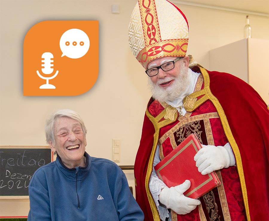 Der Nikolaus besucht eine Bewohnerin im Pflegehaus