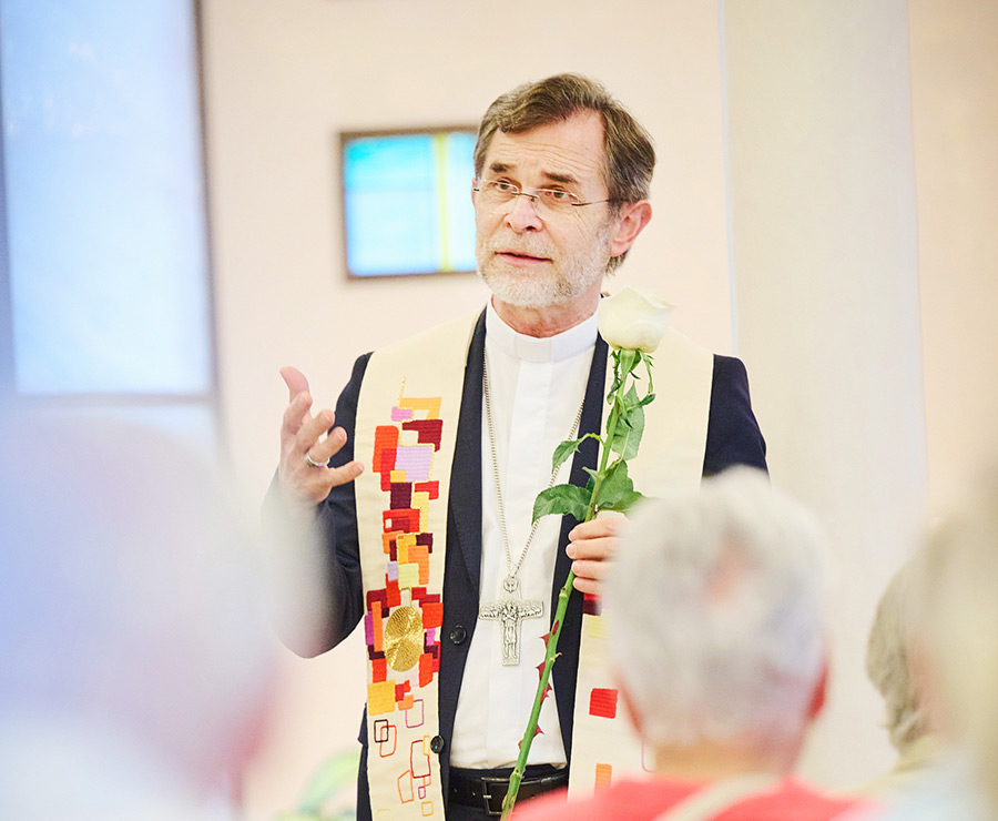 Erzbischof Josef Grünwidl mit Rose