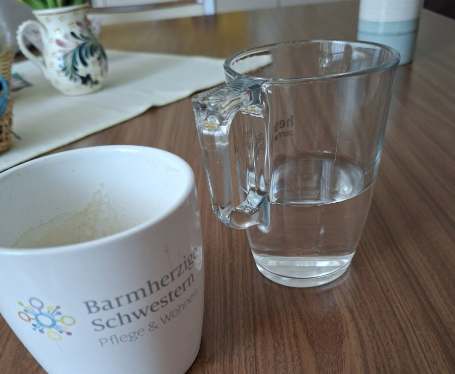 Wasserglas und Teetasse mit Logo der Barmherzige Schwestern Pflege & Wohnen