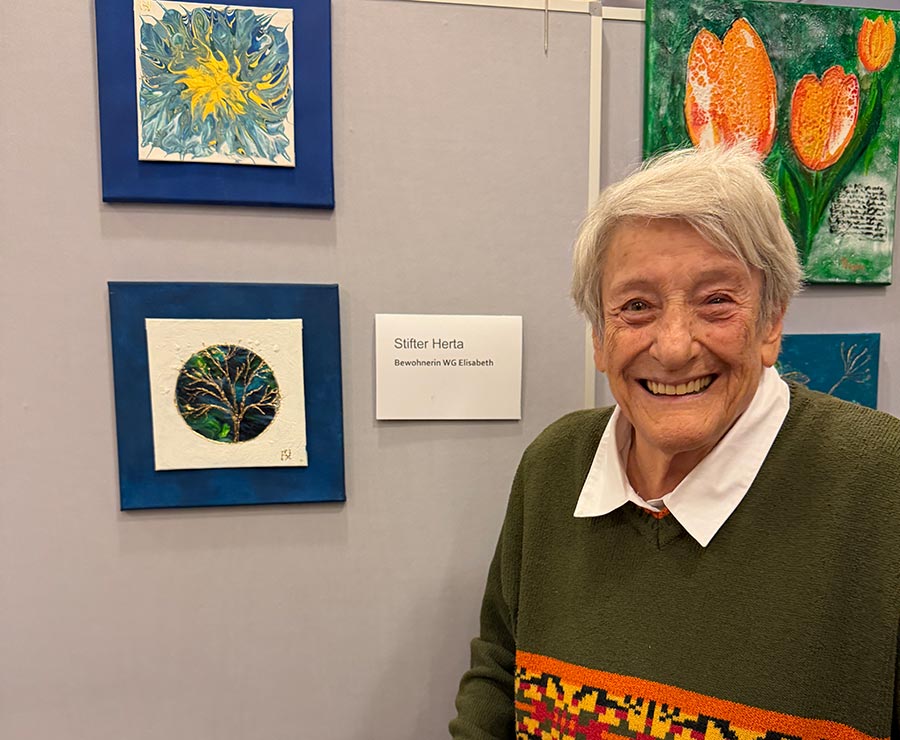 Bewohnerin zeit ihr Gemälde