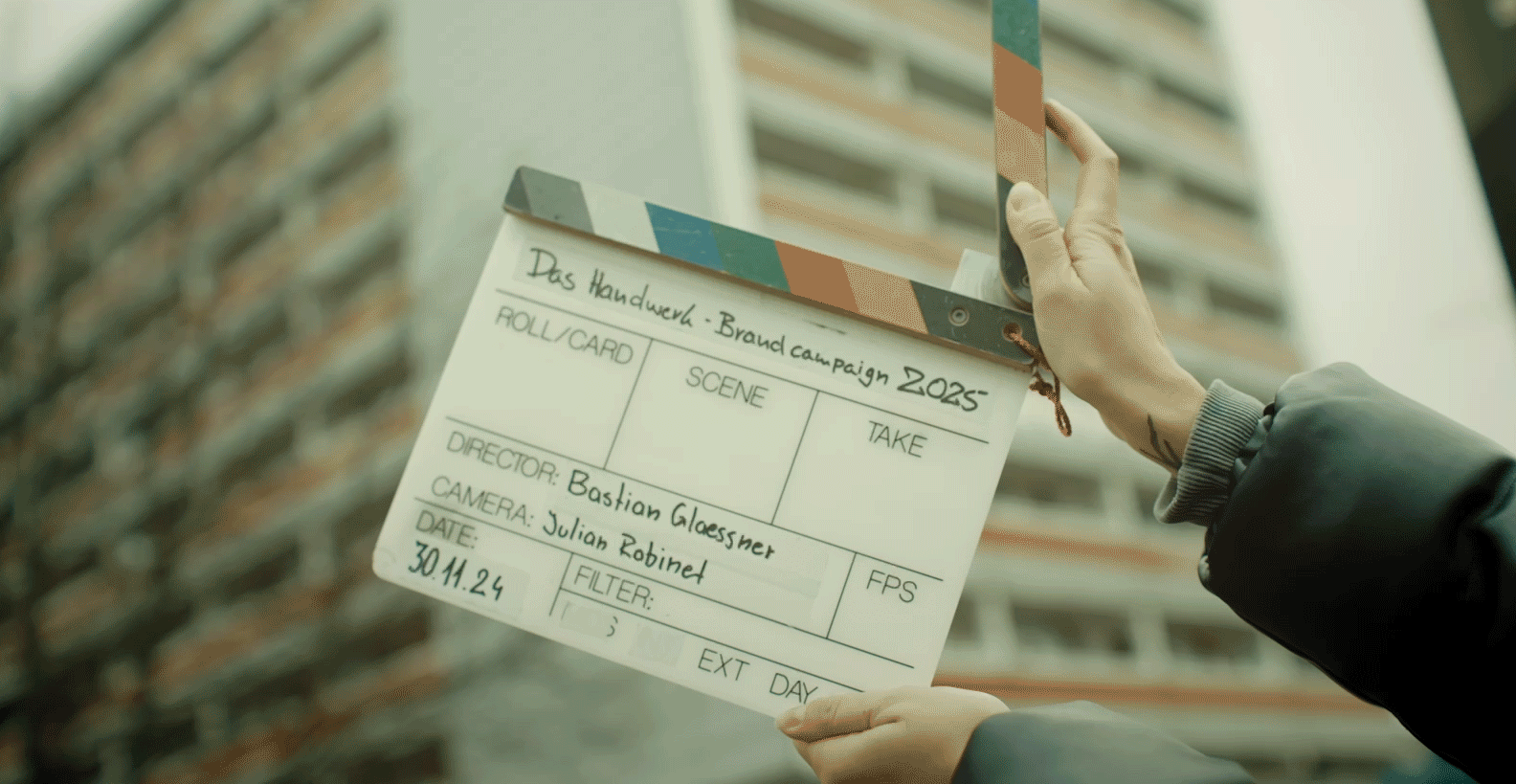 GIF einer Filmklappe vom Dreh der Kampagne von CarlNann für das Handwerk