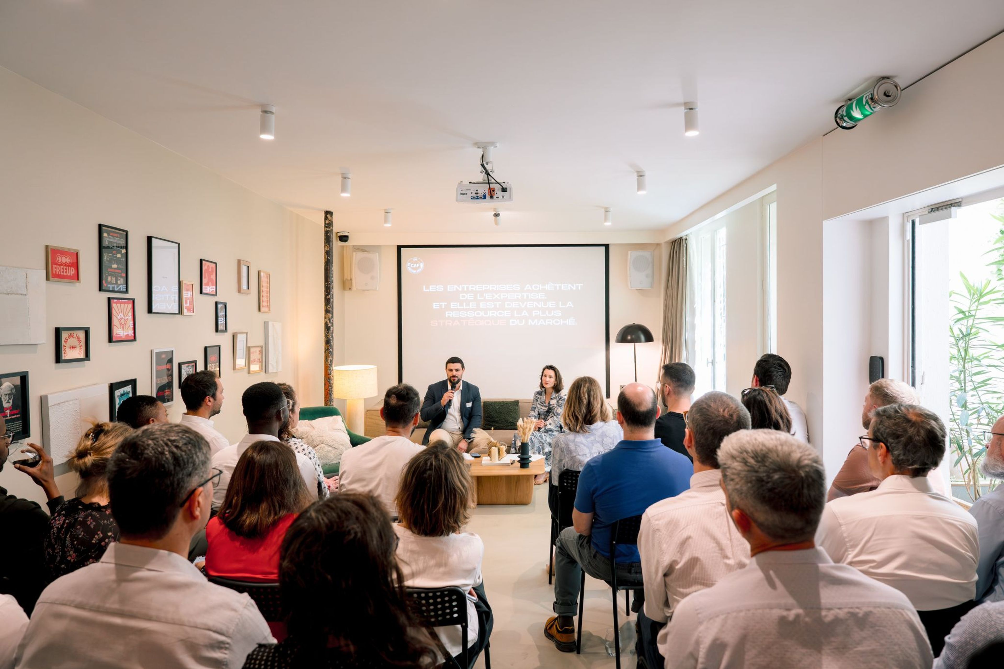 Prise de parole lors du salon Marketplace Connect, deux intervenants face à un parterre de professionnels, avec en fond la slide : "Les entreprises achètent de l'expertise et elle est devenue la ressource la plus chère du marché"