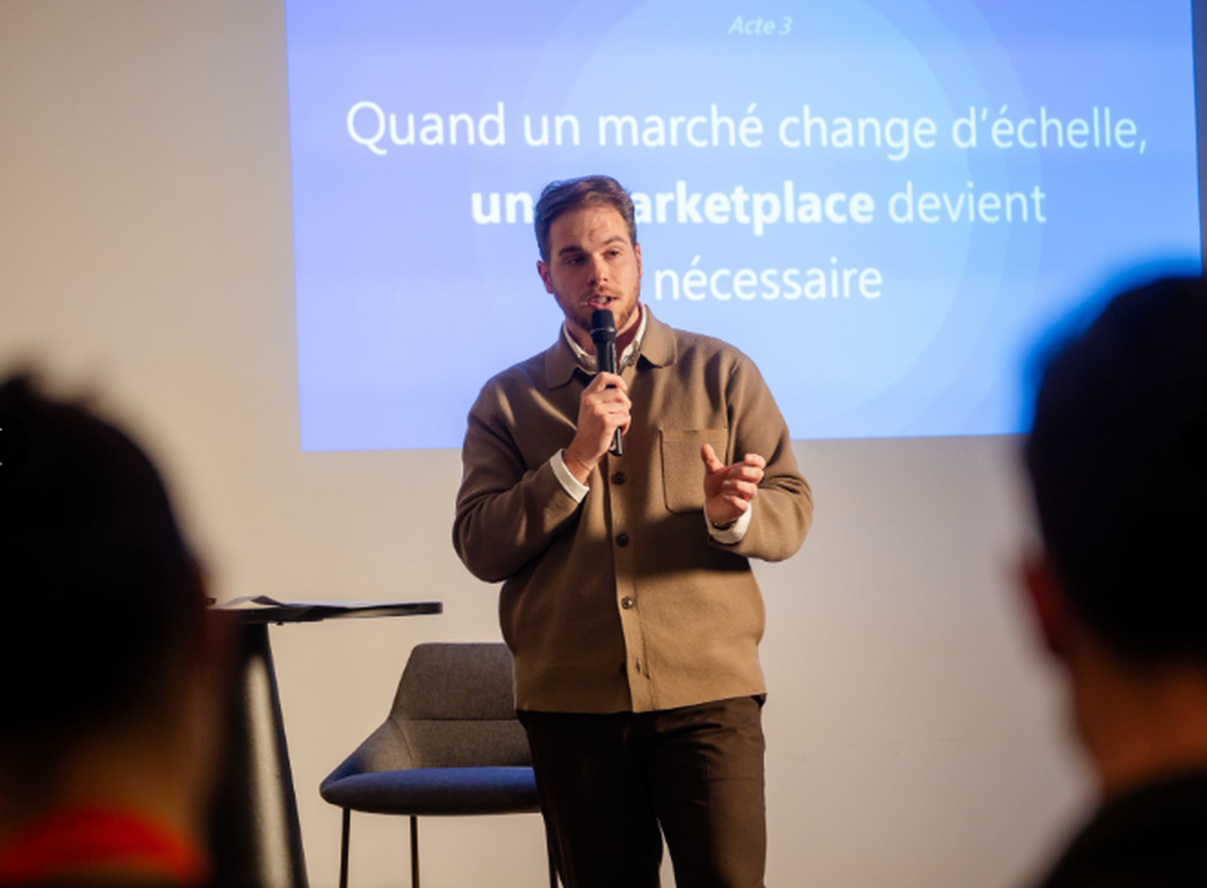 Charles Nouet, Business Unit Leader Retail & Luxe chez LittleBig Connection, prend la parole au salon Marketplace Connect devant une slide bleue : "Quand un marché change d'échelle, une marketplace devient nécessaire"