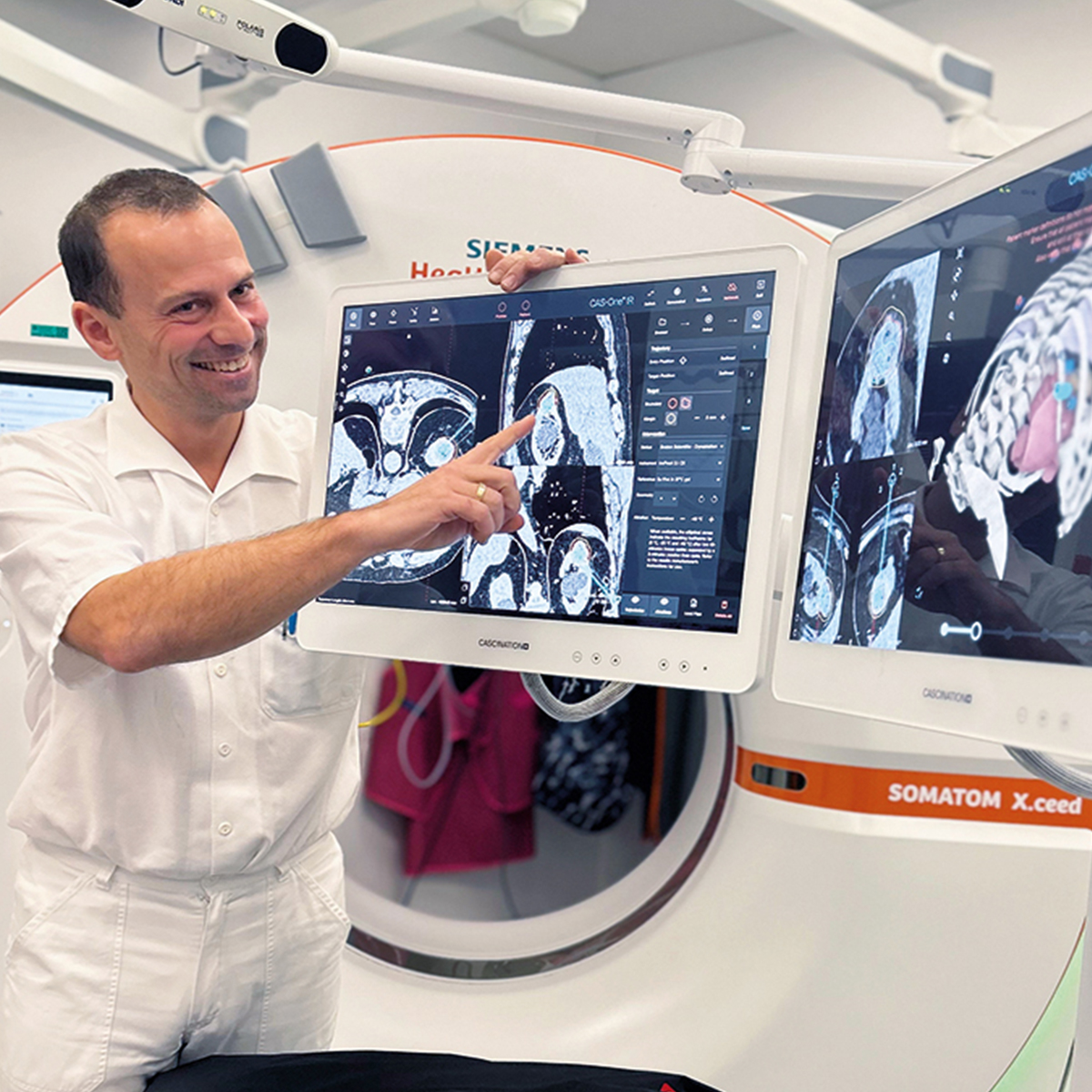 Radiologie Dr Kopf an einem Monitor