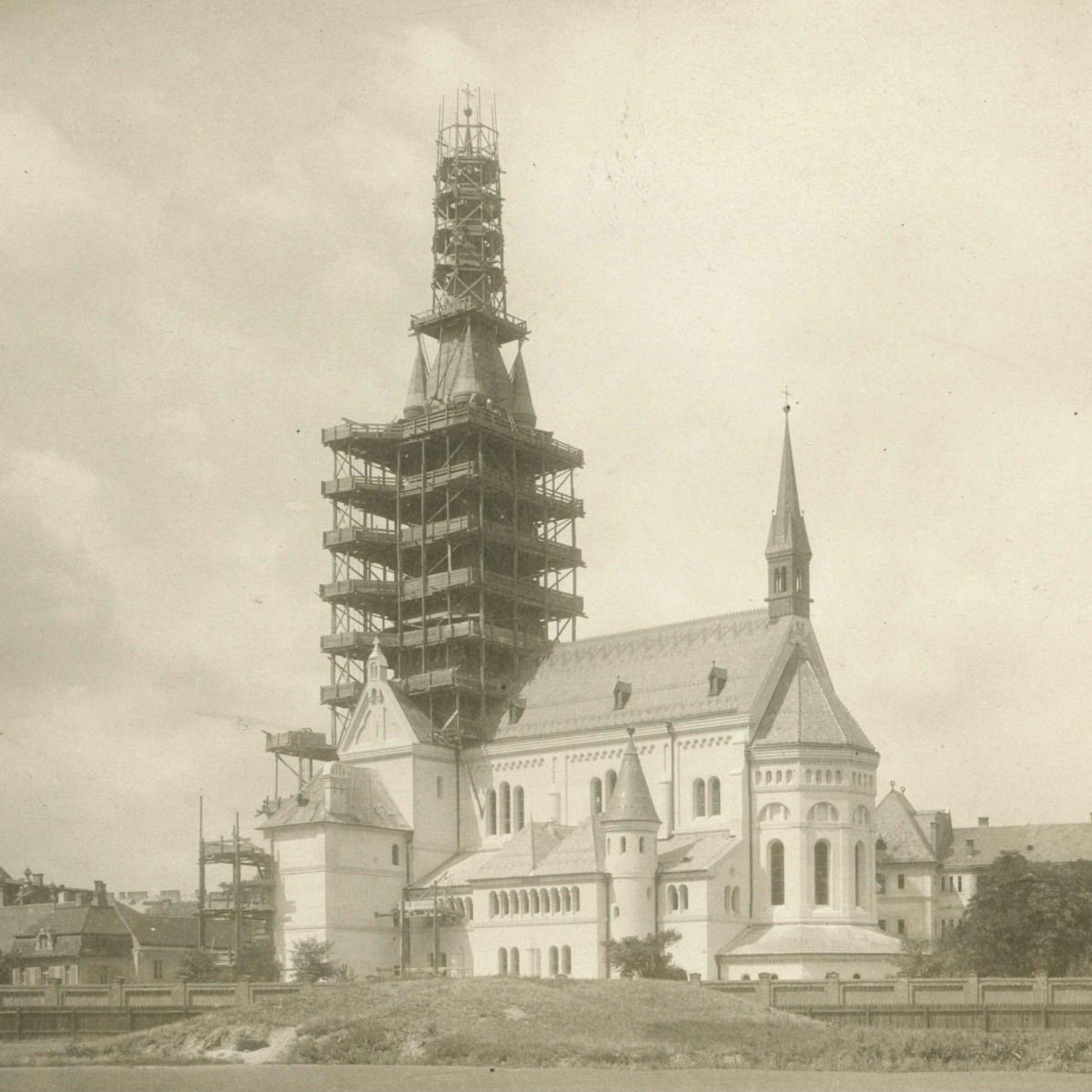 Ein historisches Foto, dass den Bau der Kirche zeigt. 