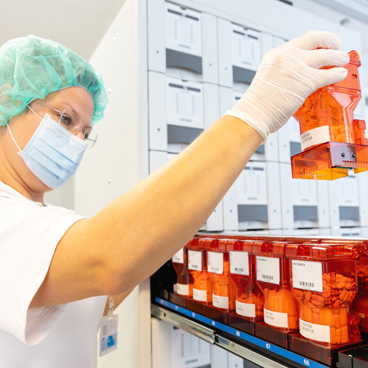 Mitarbeiterin in der Apotheke