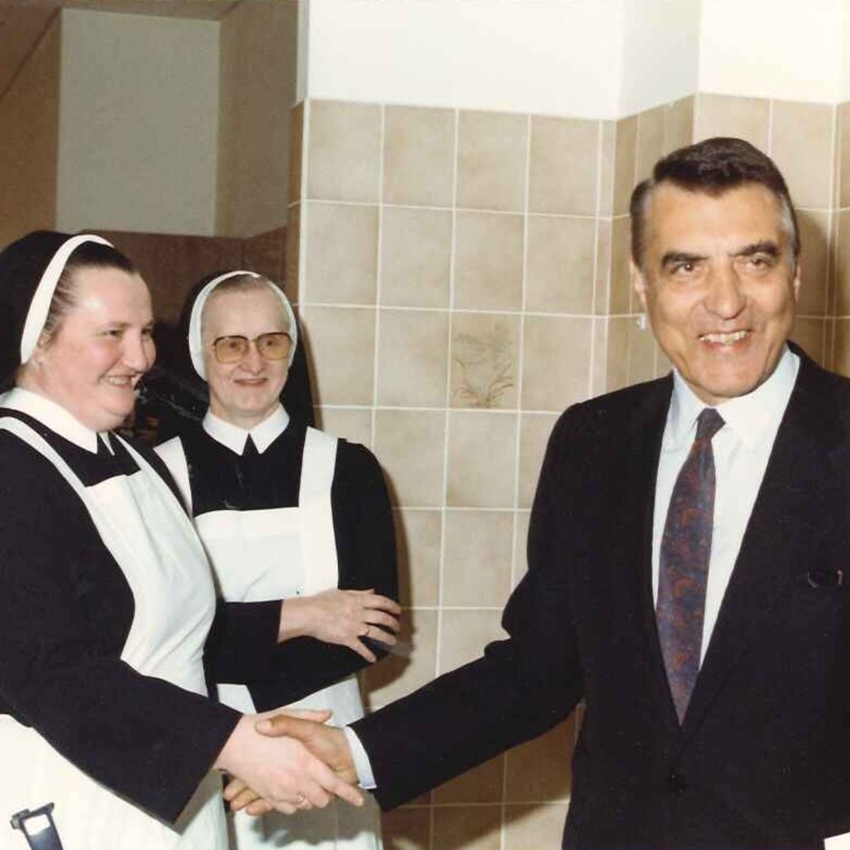 Zwei Ordensschwestern begrüßen den damaligen Bürgermeister Helmut Zilk (Archivbild aus dem Jahr 1986).