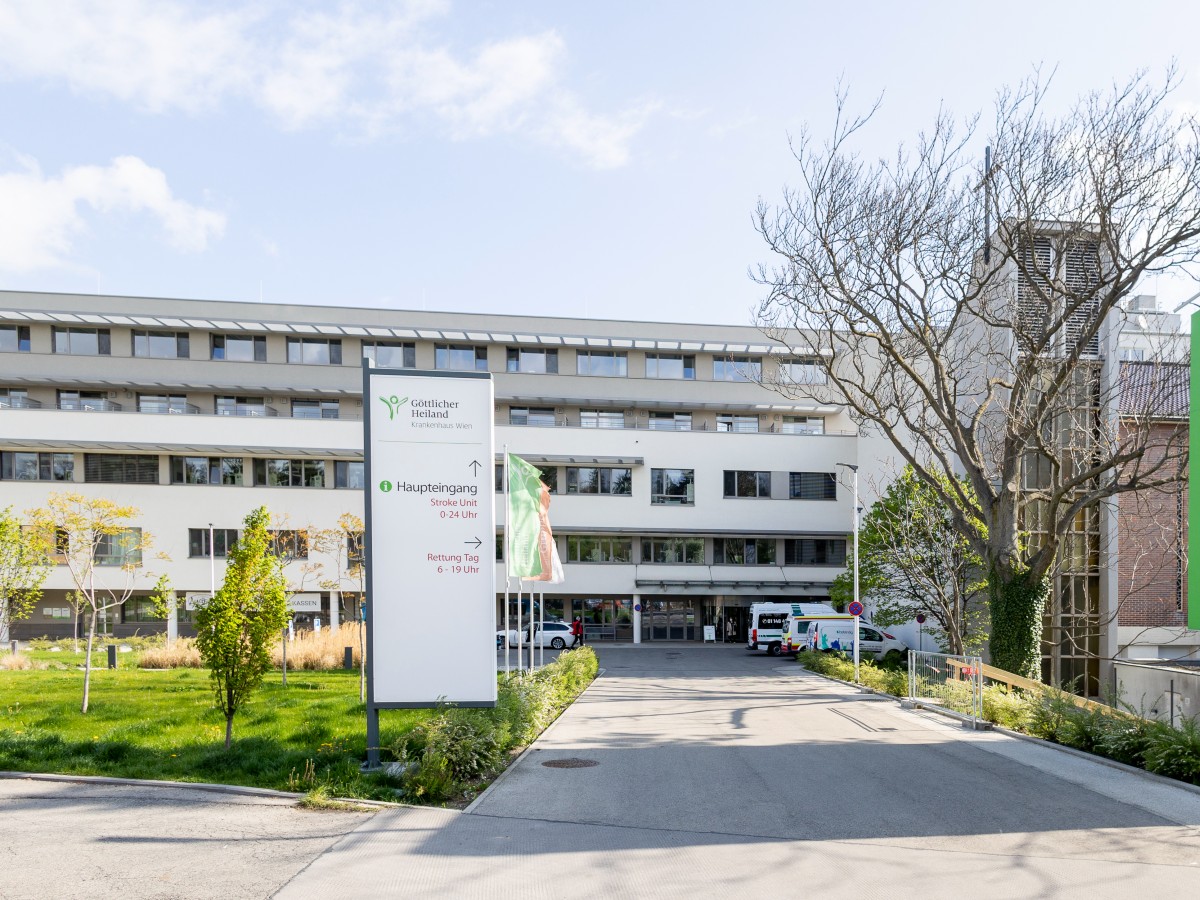 Zufahrt und Eingangsbereich des Göttlichen Heiland Krankenhauses Wien