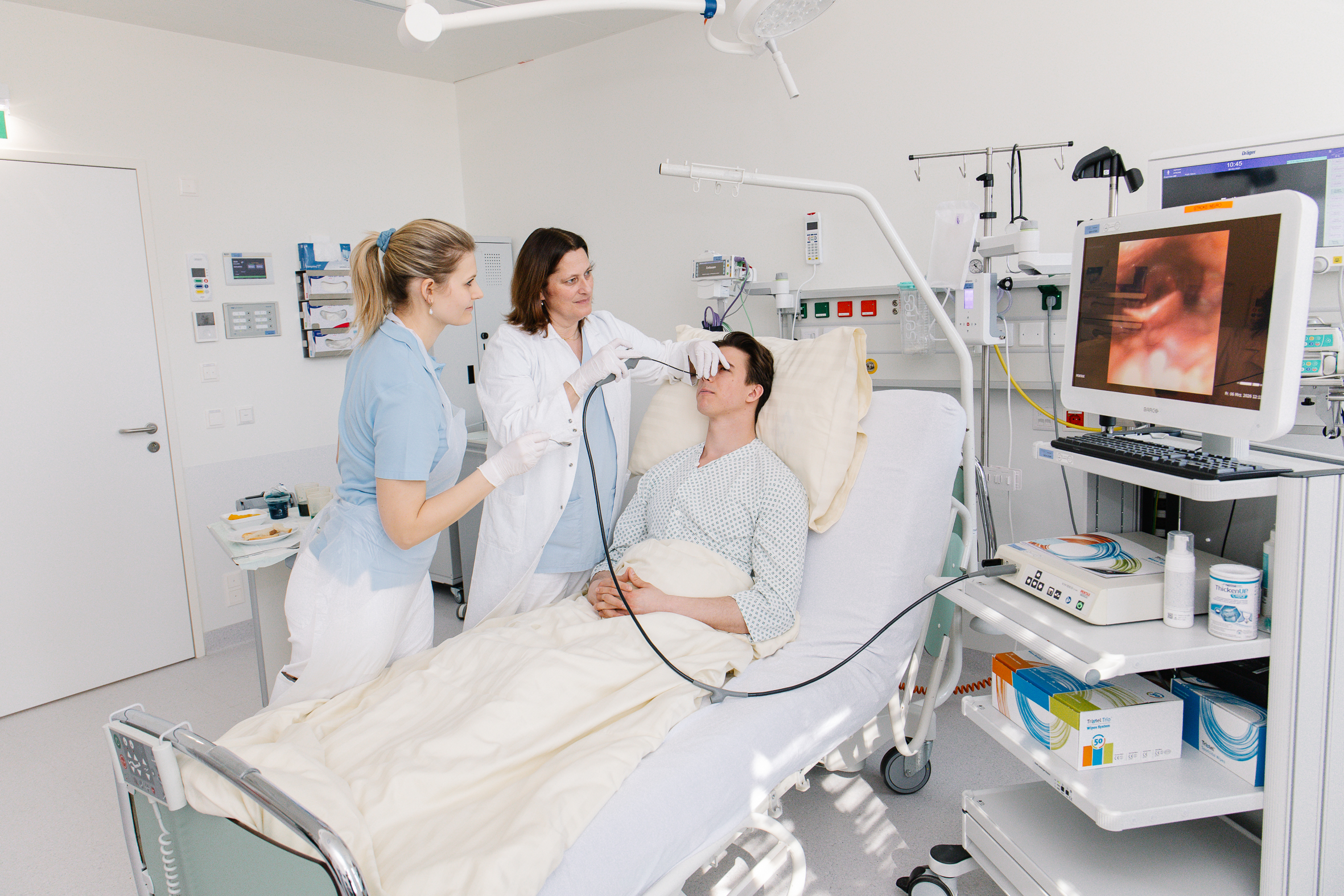 Logopädin Theresa Bitriol, MA und Neurologin und Leiterin Stroke Unit Dr.in Eva Krisper-Stepan mit Patient*in bei der FEES-Untersuchung 