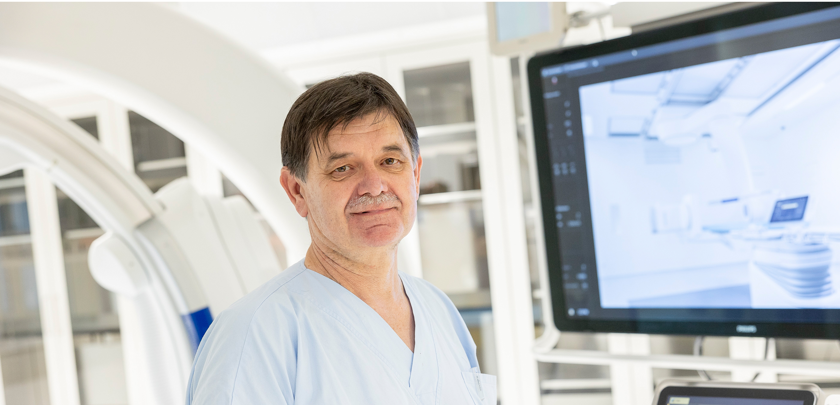 Prim. Katzenschlager vor Monitoren