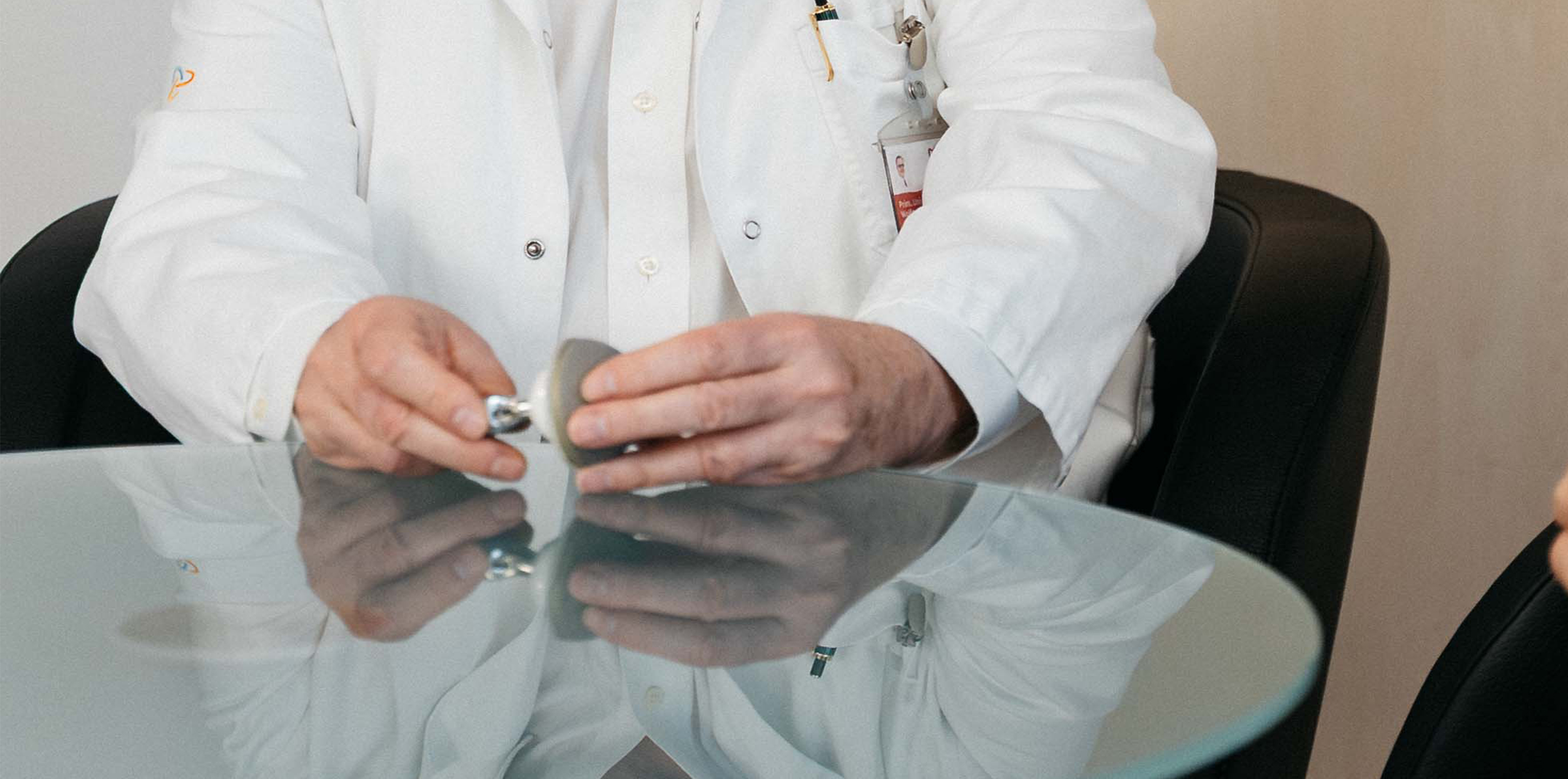 Hände halten ein Prothesenmodell