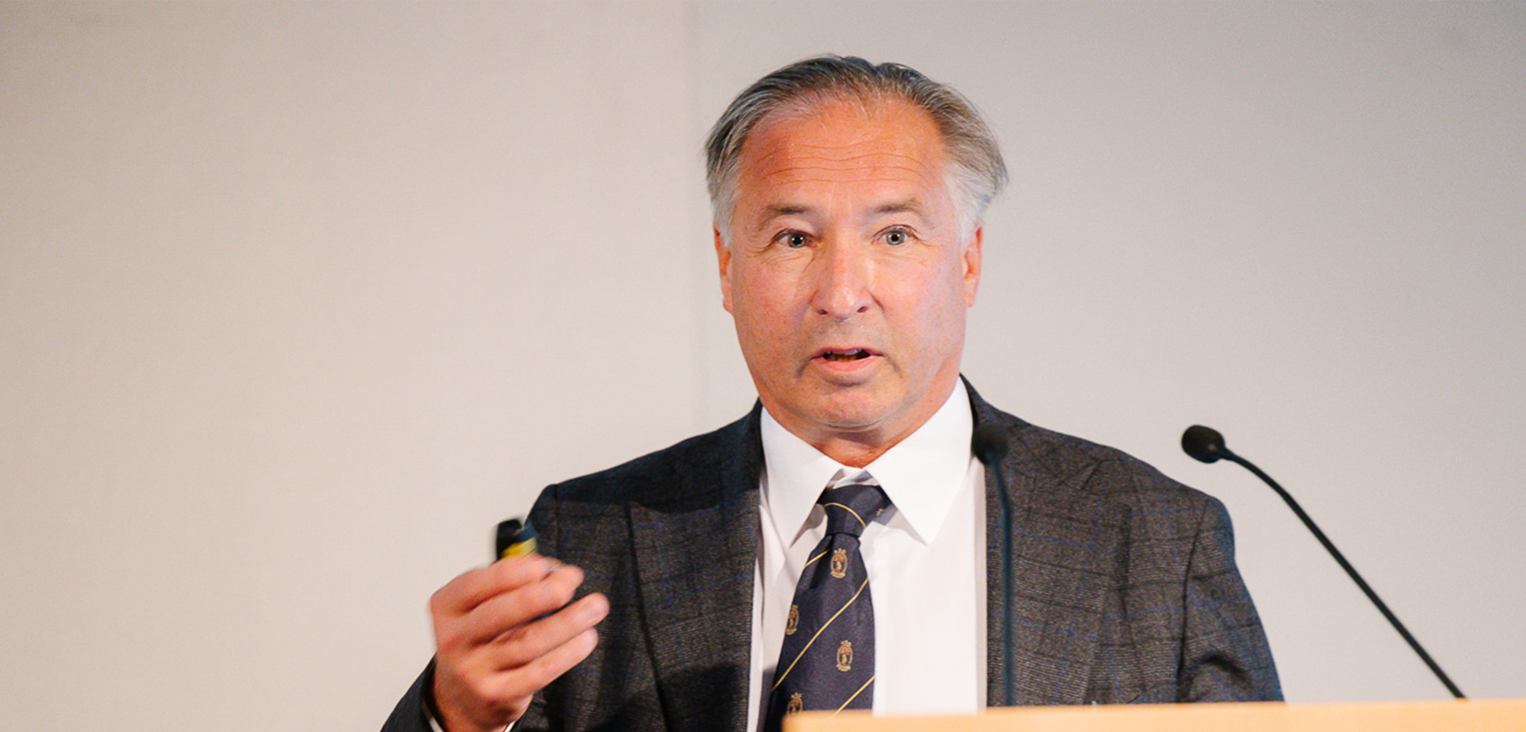 Prof. Dominkus bei einem Vortrag