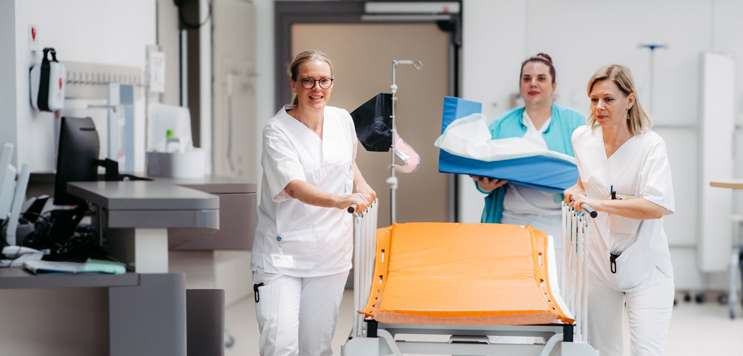 Ein Patientenbett wird geschoben