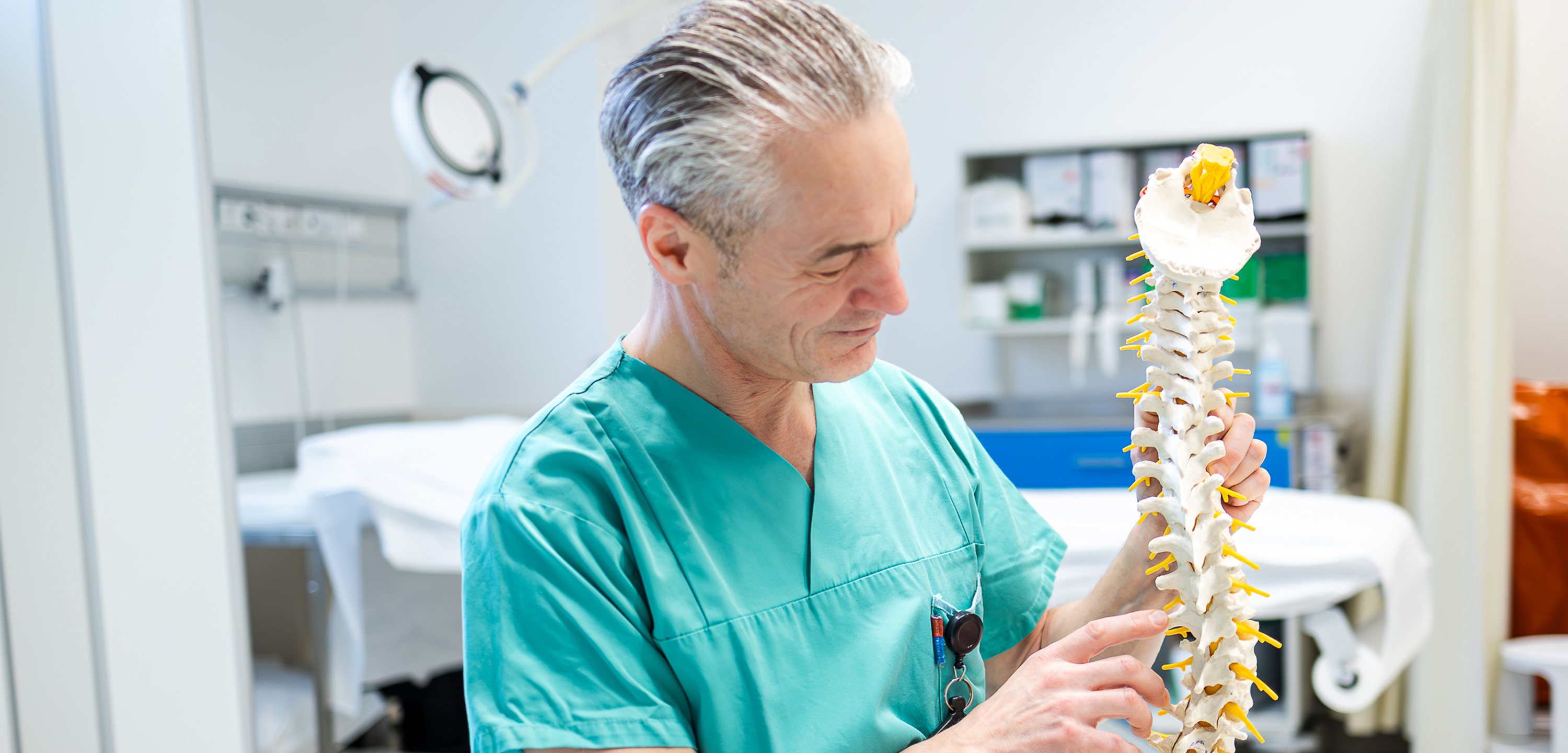 Dr Schenk mit Wirbelsäulenmodell