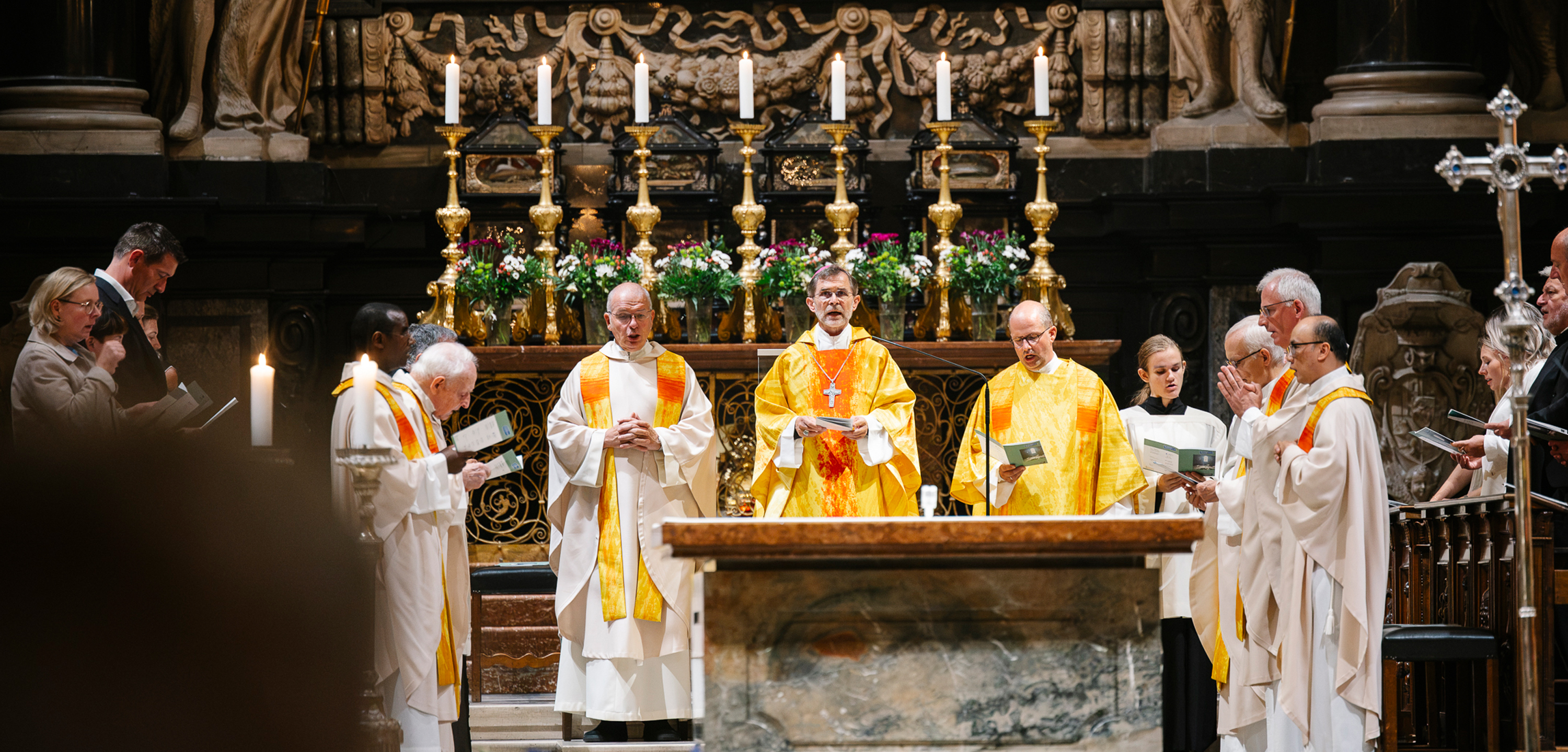 Kirchenmänner zelebrieren eine Messe