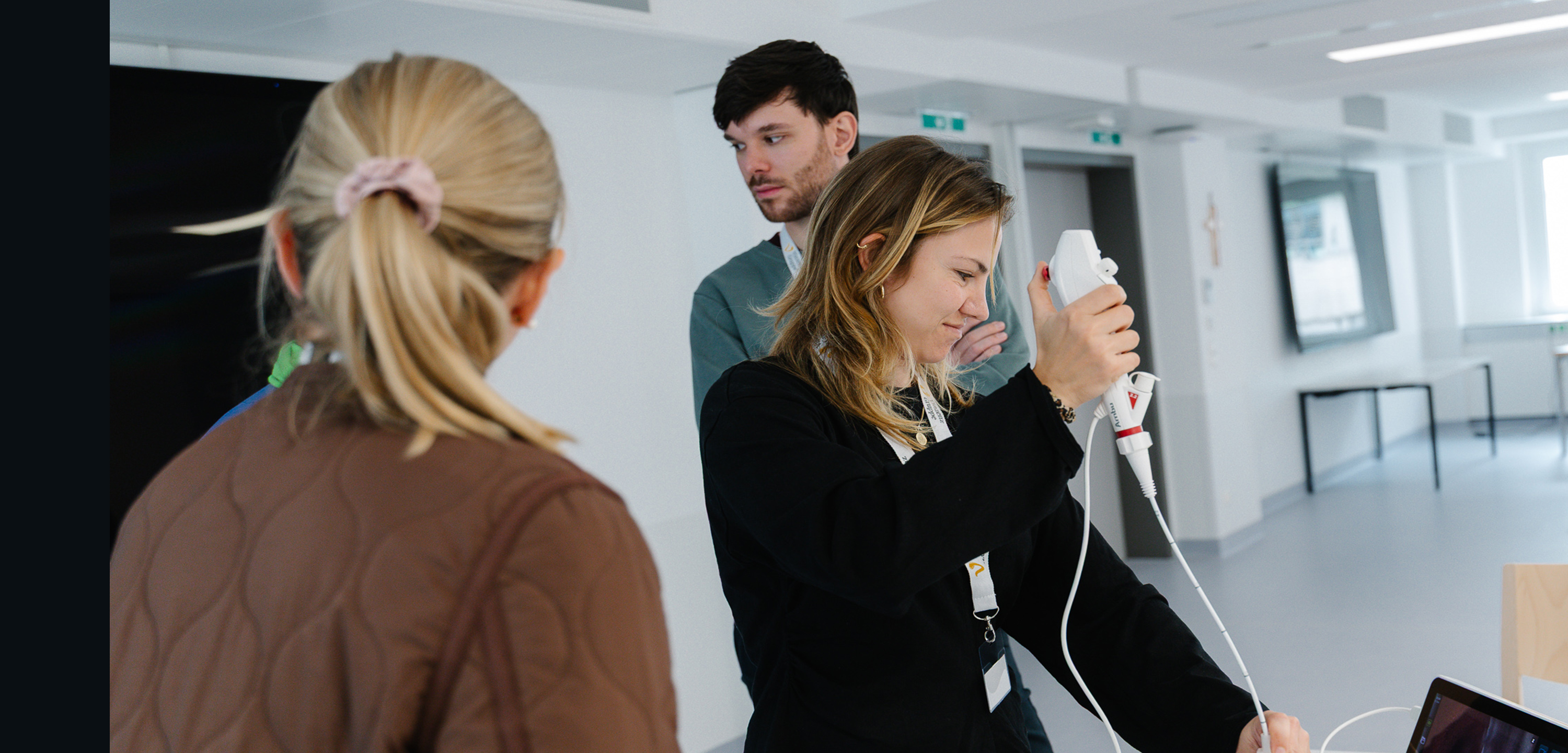 Studierende üben in der Physikalischen Medizin