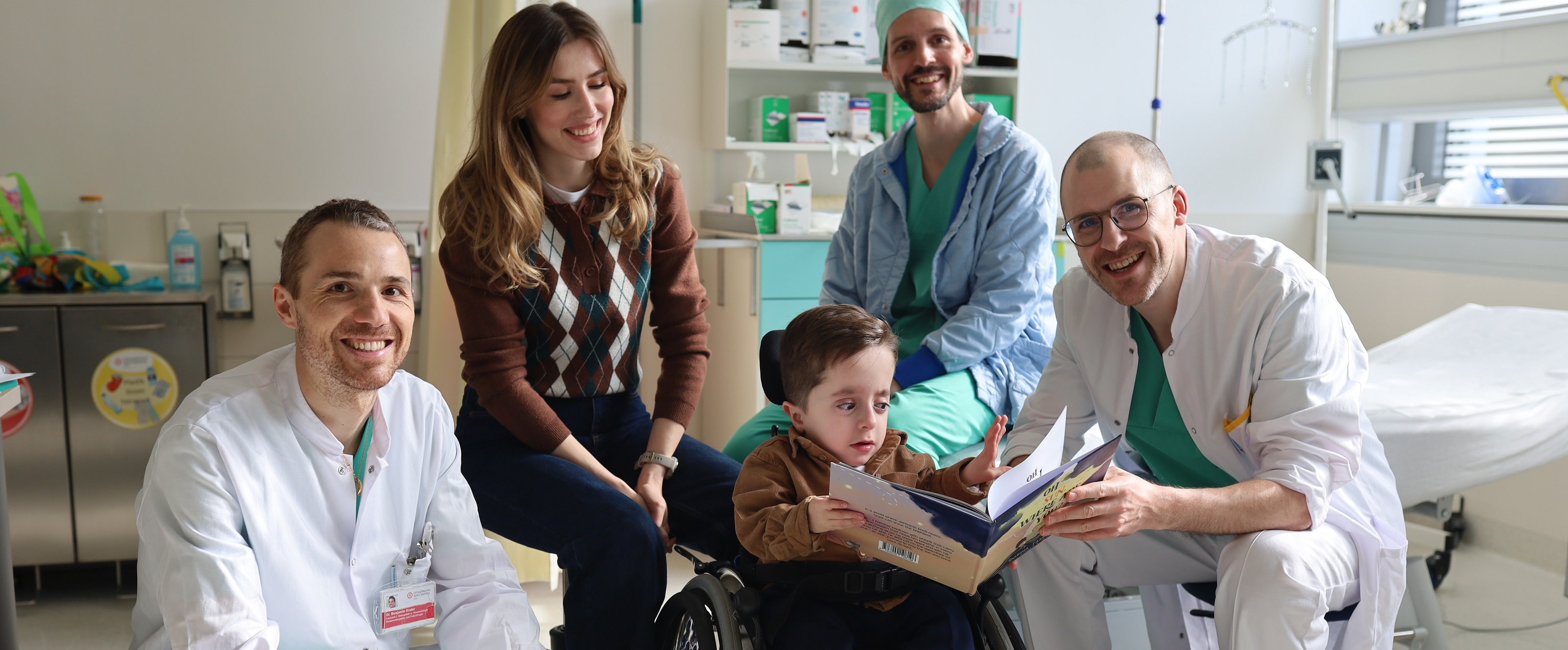 Patient William mit Ärzteteam und Mutter (Rare Disease)